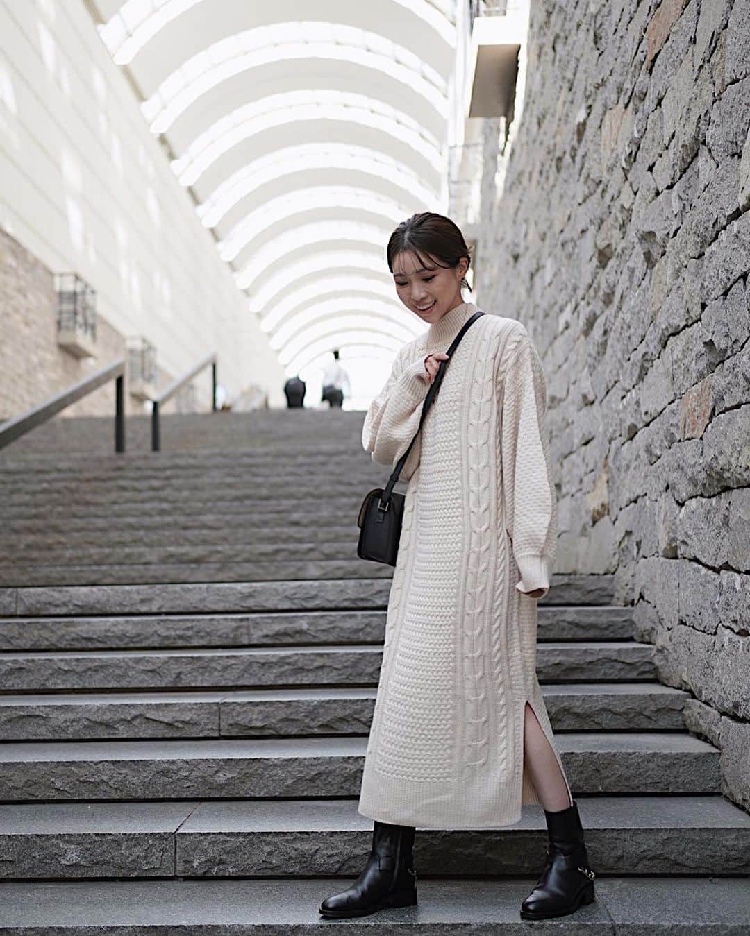 喜田彩子さんのインスタグラム写真 - (喜田彩子Instagram)「⁡ ⁡ 1枚で楽ちん暖かい大好きなニットワンピース💛🧡 3枚目とっても楽しそう 笑 ⁡ ⁡ ざっくりとした鹿の子編みと もこもこのケーブル編みのコンビ！！ ⁡ ボリューム感のある袖とハイネックデザインが 今年らしいシルエットで 裾にはサイドスリットが入っているので歩きやすさも◎  ⁡ ⁡ ONE PIECE... @fizz_zozotown  BAG... vasic SHOES... maisonvalentino  ⁡   ⁡ ⁡ #fizz #ワンピ #ニットワンピ #サイドスリット #fashion #outfit #ootd #coordinate #패션 #오오티디 #데일리룩 #코디스타그램 #악세사리 #오늘뭐입지 #좋아요 #156センチコーデ #sサイズコーデ #秋コーデ #秋冬コーデ #シンプルコーデ #ファッション #コーディネート #コーデ #ワンピースコーデ #ワンピースコーデ」10月22日 18時16分 - ayacokida