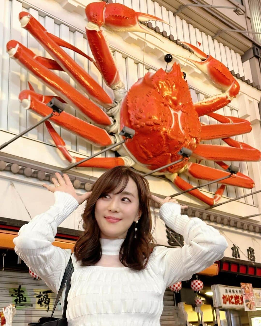 村上麻衣のインスタグラム：「大阪ラスト投稿。  蟹ポーズです🦀  酔ってませんよ！ （嘘つき🤥）  金龍のラーメン食べたくて並んでみましたが、 列も長くあまりに眠くて「もう帰ろう」とリタイア。  翌朝目が覚めていちばん最初に思ったのは、 「金龍のラーメンってどんなお味だったのかな」 でした。笑  #大阪#道頓堀#osaka #大阪観光」