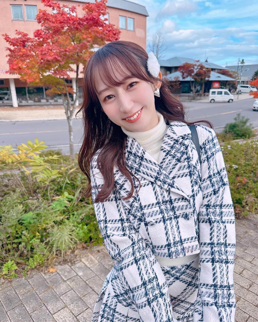 やっこのインスタグラム：「🍁🍂🍁 ⁡ ⁡ ⁡ ⁡ 北海道きたよ〜っ めちゃ寒かった〜❕ ⁡ @rosemuse_official の セットアップ着たよ🫶🏻 ⁡ ⁡ set up #rosemuse knit #uniqlo  boots #wego  ⁡earring #snidel  hairpin #shein  ⁡ ⁡ ⁡ #ootd #函館」