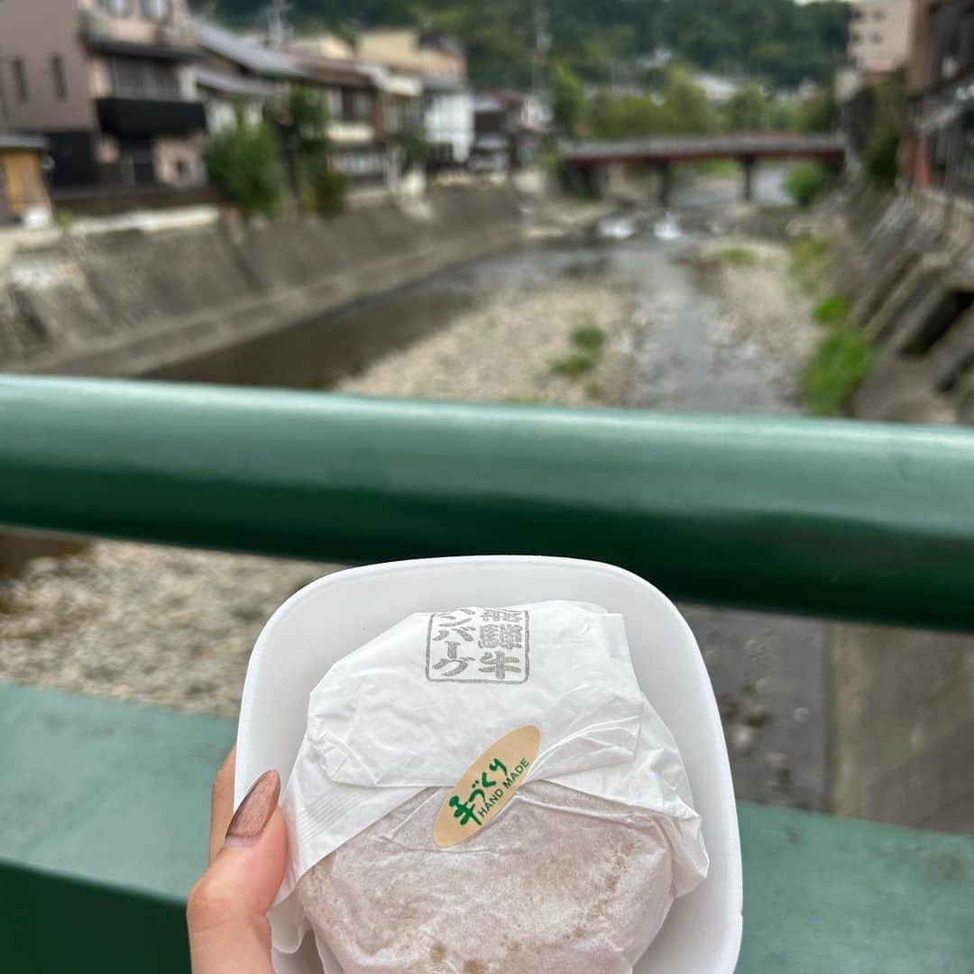 塩川裕美さんのインスタグラム写真 - (塩川裕美Instagram)「希望休じゃないミラクルな三連休でお母さんと下北と飛騨巡ったので、飛騨で食べた美味しいたちを、、🚗💨 ほぼ弾丸なのに飛騨牛満喫と温泉も入れて良き休日🤤🌱  .  .  #飛騨高山 #飛騨 #飛騨牛 #飛騨牛にぎり #朴葉味噌 #食べ歩き #食べ歩きグルメ #古い町並み #古い家 #さんまち通り #高山グルメ #高山観光 #高山グルメ #地酒 #日本酒飲み比べ」10月22日 18時22分 - hiromin_0212