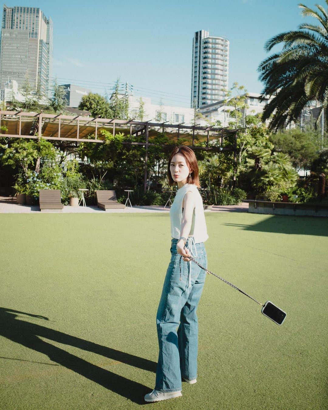 小林美季のインスタグラム：「📱ぶんぶーん  一緒にいろんなところに行ってくれて ありがとう*  そろそろ限界かなぁ 私のiPhoneさん💭  #filmphotography」