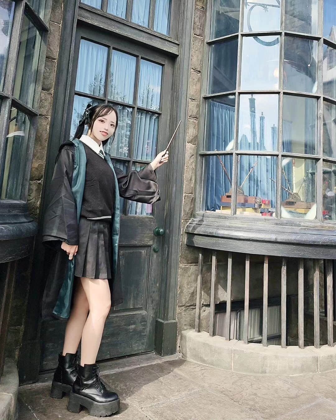 なつみさんのインスタグラム写真 - (なつみInstagram)「10/6 USJ🎢🌍 ハリーポッター🪄︎︎⁡ 大阪に住んでいた頃、ハリーポッターエリアができてからも何度も行っていたのに、USJの公式の杖を買うとパーク内で魔法が使えるってずっと知らなかった…🥹⁡ ⁡大阪に初めて来た友達に教えられて知ったよ😂⁡ ⁡まだまだ知らないことだらけだな🥹⁡ ⁡⁡ ⁡バタービールは行列だったので断念して、それっぽく見えるコップを買ったよ🍺⁡ ⁡⁡ ⁡コスプレして行ったのも何年ぶりだろう？コスプレ似合ってますか？︎🤍⁡ ⁡⁡ ⁡#ライブ配信#ライバー#八重歯#宅建士#宅建#宅地建物取引士#不動産営業#イギリス留学#バセドウ病#吃音症#過敏性腸症候群#🧢なつみ👻🍊#ファッション誌モデル#着物モデル#gravesdisease#stuttering#usj#usjハロウィン#ハリポタコス⁡#ハリーポッター⁡#ホグワーツ城」10月22日 18時25分 - natsumipeanuts