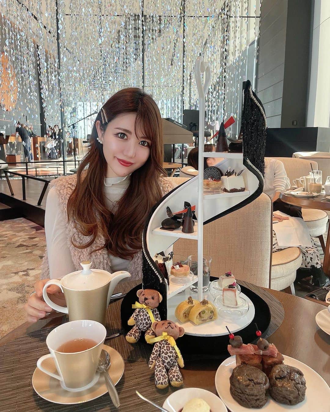 ayaのインスタグラム：「＼CONRAD OSAKA🧸／ ⁡ オーストリア皇妃エリザベートにインスパイアされた 秋のアフタヌーンティーがコンラッド大阪でスタート🫖💕 ⁡ @conradosaka  ⁡ 11月30日まで毎日開催されるよ\( ö )/♡ ⁡ 白と黒で統一されたスイーツやセイボリーは 皇后の生涯を表現されていたみたいで美しかった🙈🤍🖤 ⁡ ⁡ 栗、干し芋、さつま芋など秋の食材を使っていて 季節感のある内容でした✨🍠  セイボリーにキャビア、トリュフなんかも使われてて 豪華な内容でしたよ〜🍽️ ⁡ TWGのティーセレクションは8種の紅茶を楽しめるよ🫖 わたしはコンラッド大阪オリジナルブレンドを 毎回チョイスしちゃいます☺️💗 ⁡ 40階の眺めも良いし優雅なティータイムにぜひ🥹♥︎ ⁡ #PR#大阪グルメ#大阪カフェ#大阪ホテル#大阪ランチ#コンラッドアフタヌーンティー#大阪旅行 #コンラッド#コンラッド大阪 #大阪スイーツ #大阪デート #ジェラート#関西グルメ #conradosaka」