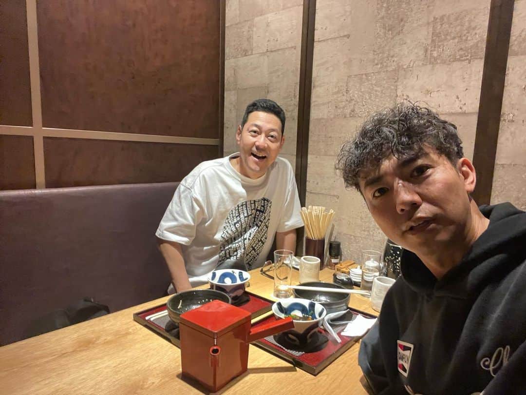 のインスタグラム：「お蕎麦をいただきながら、色々な日本の今の芸人事情を教えて頂きました🫡 Thank you so much. @higashinodesu」