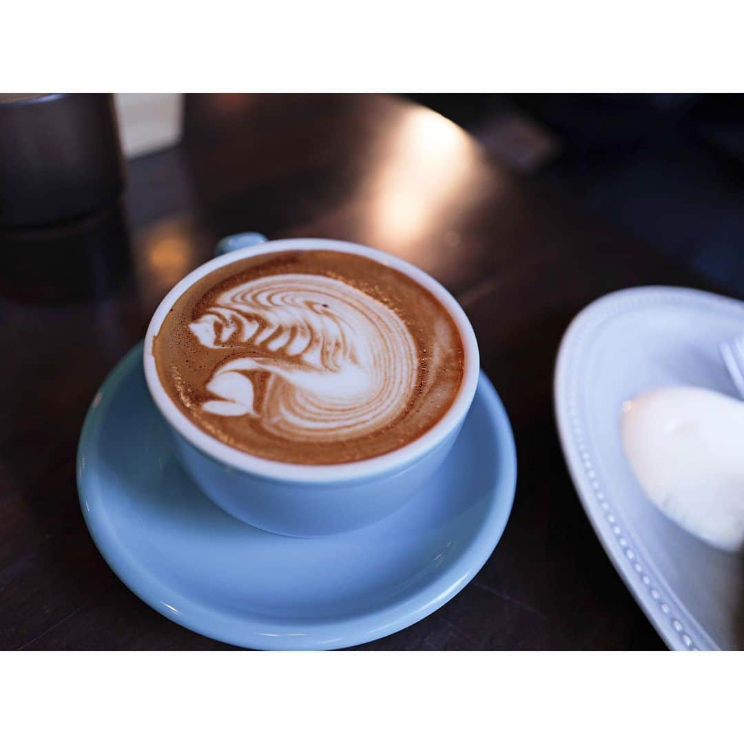 石井美保のインスタグラム：「TSUBASA COFFEE  行列ができる新宿のコーヒー屋さんにお誘い頂いて行ってきました。インスタ @tsubasa_coffee を見たら映えスイーツが沢山で結構甘いのかなーと覚悟して行ったら、甘さ控えめ、というよりあまり甘くない👀ので罪悪感無しで美味しく頂けるスイーツでした。スイーツを普段我慢されている方にもチートデーにオススメですよ。 毎日メニューが違うみたいですので、お店のストーリーズを見てから行った方が良さそう。 コーヒーがとかく美味しくて、ラテアートも素晴らしい。テイクアウトでコーヒーの為だけでもまた行きたいです。と言いつつ次回はキャロットケーキも食べてみたい。 オフモードのお二人 @sugakokondo さん @hirominarasaki の可愛いポーズ😂　美容のあれこれ、勉強になりました🫡」