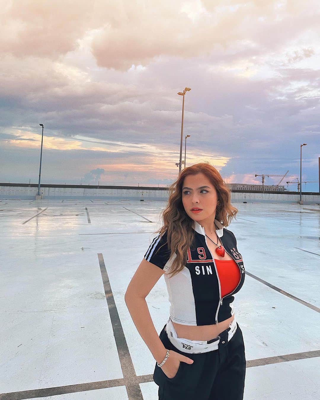 のインスタグラム：「biker chick who can’t even drive 🤪  @shops.nycph 🖤」