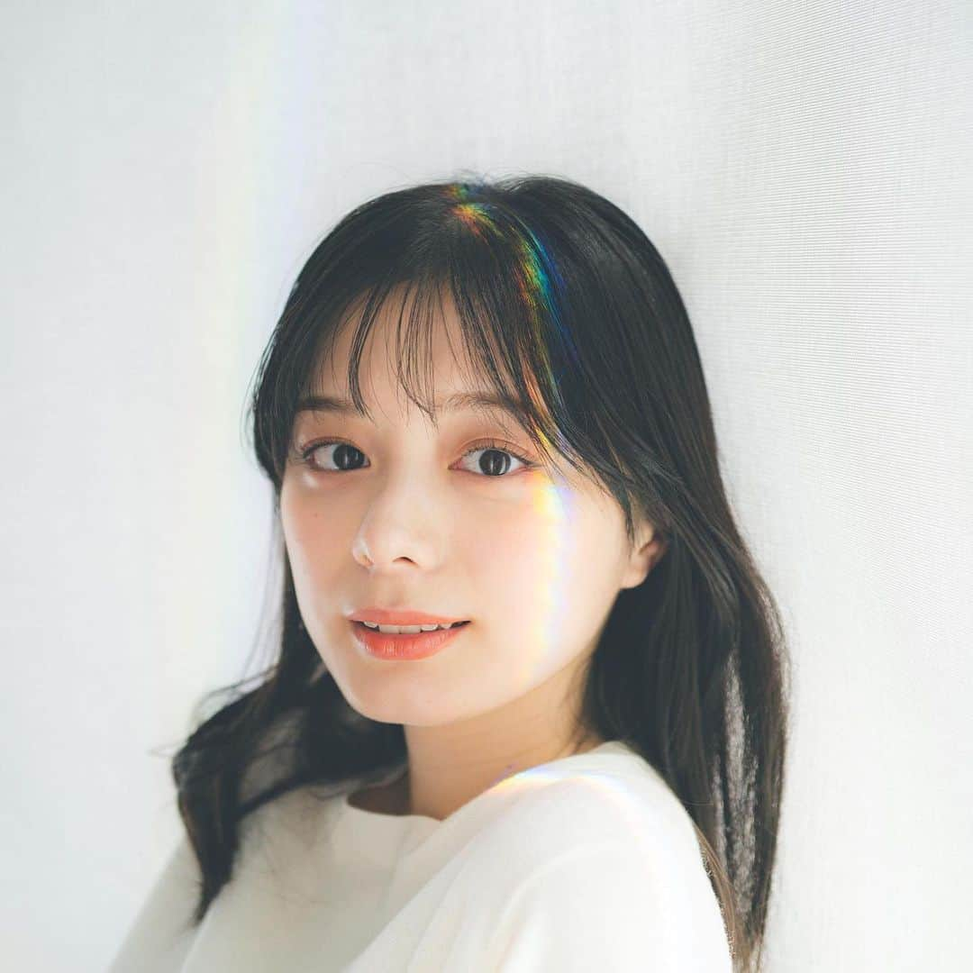 紺野彩夏のインスタグラム：「ノンノ12月号、発売中です〜！ レイヤードとか可愛い季節になってきましたね☺︎ まだの方はぜひチェックしてください！  写真は、ついに撮ってもらえた #光最高かよ です🙆‍♀️」