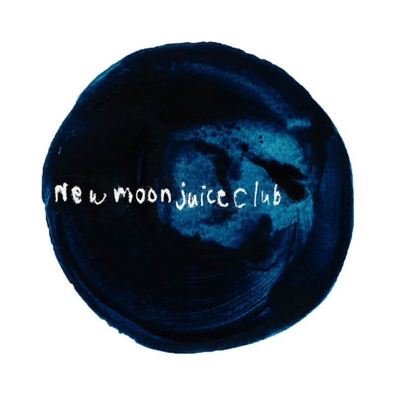 Sunshine Juiceのインスタグラム：「新月のタイミングでジュースクレンズをするコミュニティ ｢new moon juice club🌚🌝｣  11月のジュースメニューは、 パパイヤエンザイム 1L デイリージュース“キャロット” 1L  日に日に気温が下がり体調を崩しやすい時期ですね😵今月は寒さに負けないからだを作るためにぴったり！パパイヤのジュースをご用意しました👏  使うパパイヤは、お店のジュースの搾りカスなど、生ゴミを堆肥化した土｢コスミックコンポスト｣で育ったものです！ 青パパイヤに含まれるパパインという酵素は三大栄養素を分解する働きがあり、体内の酵素を代謝に使うことができます。その為からだの内側からあたたまり、ダイエット効果も期待できます🔥 実は生活習慣病の予防に効果的なりんご、肌の調子を整え気分を落ち着かせる香りのセロリ、風邪や疲れを撃退するレモンのブレンドで何かと忙しい年末にむけて体調を整えてゆきましょう。  11月の新月は13日(月) 毎月自宅に届く便利なオンラインショップは、11/3までにご注文ください🤲 みんなでクレンズを習慣にして、疲れにくい身体を手に入れましょう💪✨  #stayjuicy #sunshinejuice #coldpressedjuice #juicecleanse #cleansejuice #detox #newmoonjuiceclub #newmoon #新月 #コールドプレスジュース #クレンズ #ジュースクレンズ」