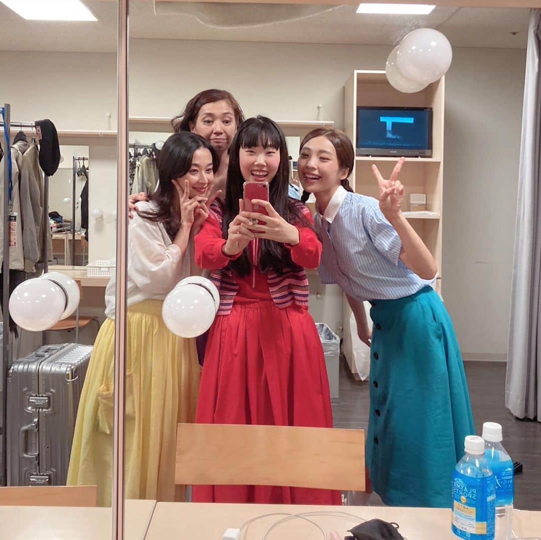 瀬戸さおりのインスタグラム：「#ガラパコスパコス 〜進化してんのかしてないのか〜  無事に大千穐楽を迎えることが出来ました。 ご来場下さった皆さま、気にかけて下さった皆さま、ありがとうございました。  あぁ…やっぱり演劇が好きだ！ 何もないところからみんなで世界を作っていく。 キャスト、スタッフ、そして観にきて下さった皆さまと一緒に世界を作ることが出来て、とても幸せな時間でした。 この作品の一部になれてたこと本当に嬉しいです。  キャストの皆さま、スタッフの皆さま、関わって下さった全ての皆様、ありがとうございました。  寂しいけど、次に進みます！😭  ありがとうございました🤡💐」