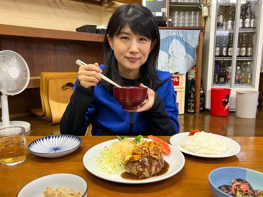 中江有里のインスタグラム：「子どもの頃、よく母に連れられて来た洋食屋さん。  「グリルアイ」さんのハンバーグランチ。  甲子園に行く前に久しぶりに訪ねました。 積もる話とたっぷりランチでお腹も胸もいっぱいになりました。  奥さんには亡き母も随分とお世話になりました。 美味しかったです。また行きますね。  #中江有里」