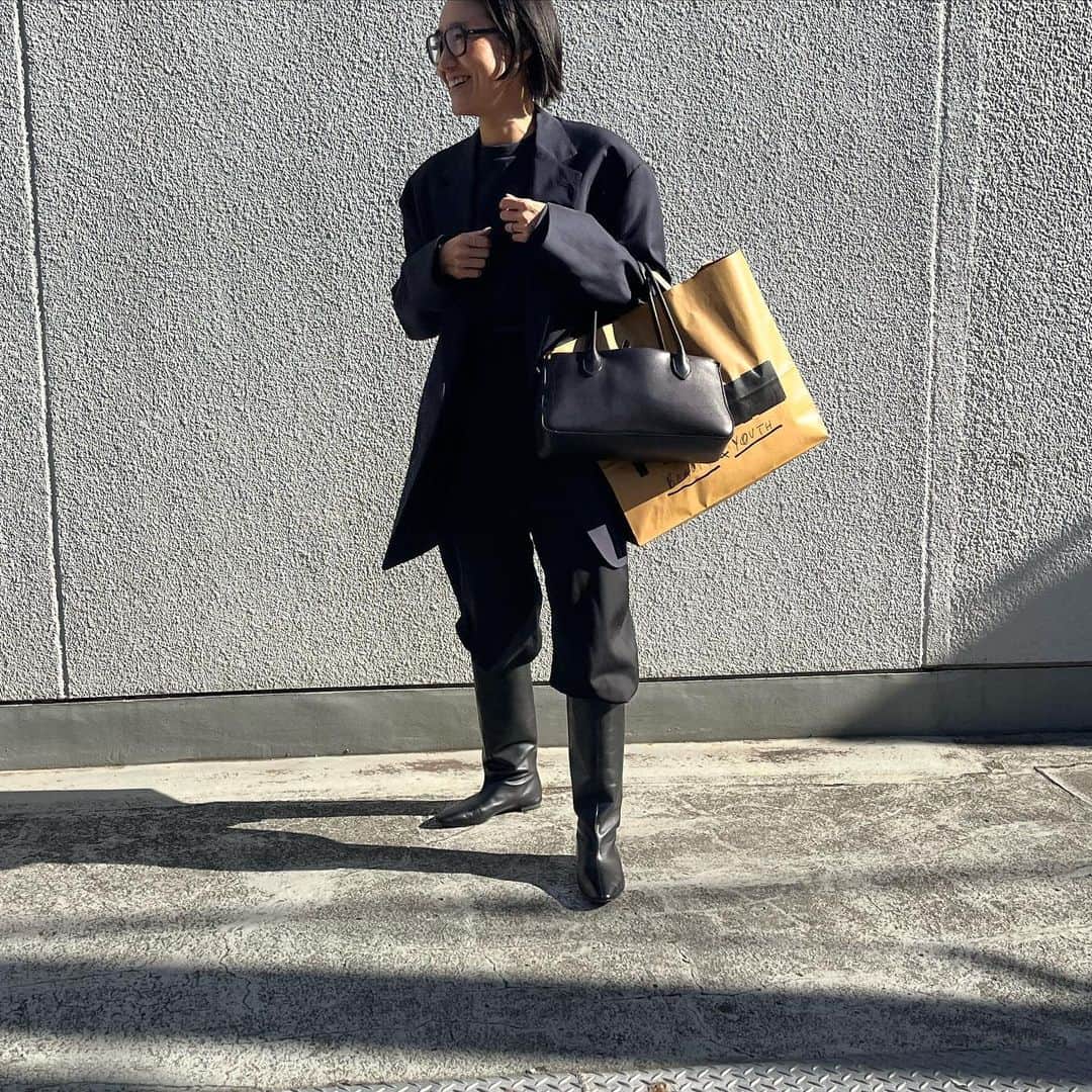金子綾のインスタグラム：「today's... #ootd  #akcloset   長女とお買い物に。 @muu____official のトート、早速、横取りされるの巻。」
