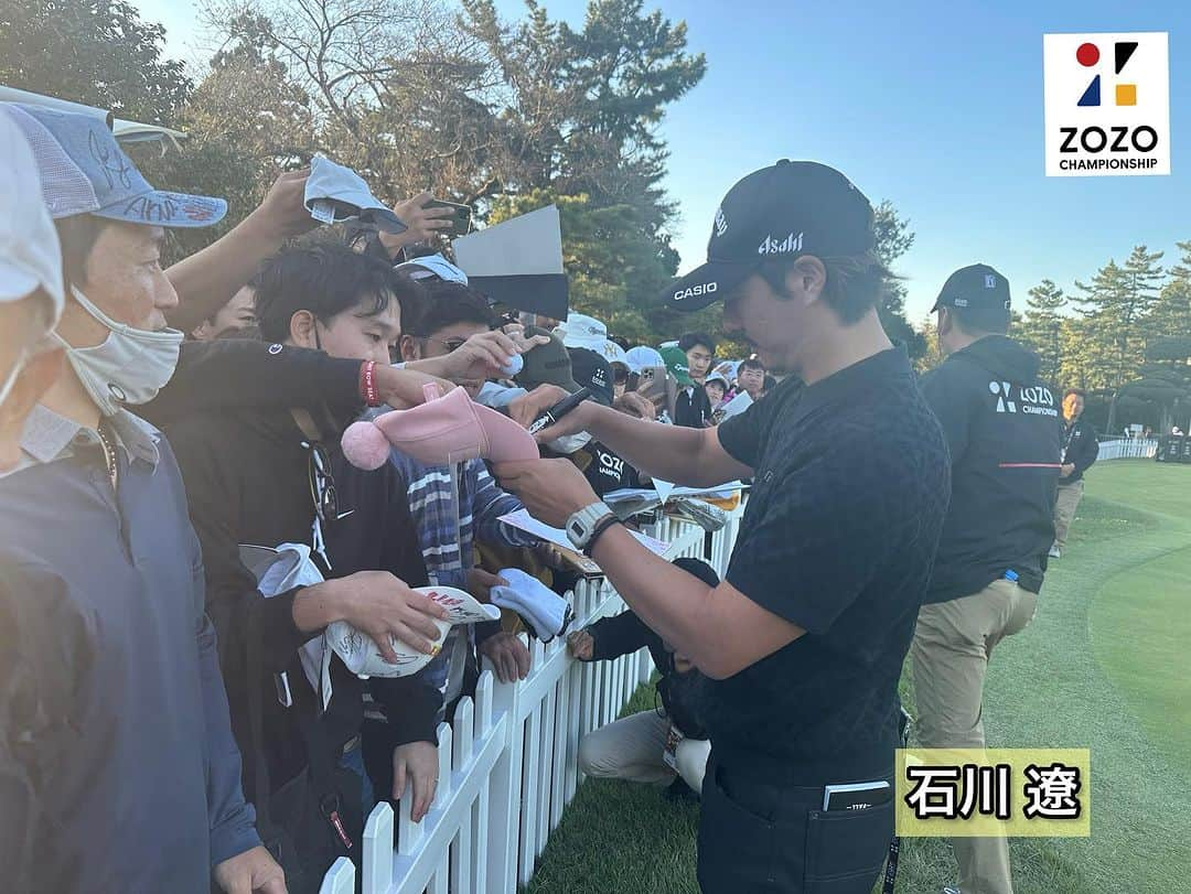  JGTO 男子プロゴルフツアーさんのインスタグラム写真 - ( JGTO 男子プロゴルフツアーInstagram)「『ZOZO CHAMPIONSHIP』⛳️ 本日、最終日のホールアウト後のファンサービスの模様です！😊  ギャラリーの皆様、4日間温かいご声援ありがとうございました！！😌 また会場で皆様にお会いできる日を楽しみにしております！👋  @zozochamp  @pgatour  @pgatour_japan  #zozochampionship #pgatour #jgto #golftournament #男子ゴルフ #中島啓太 #久常涼 #adamscott #岩﨑亜久竜 #金谷拓実 #rickiefowler #稲森佑貴 #石川遼 #堀川未来夢」10月22日 18時33分 - japangolftour