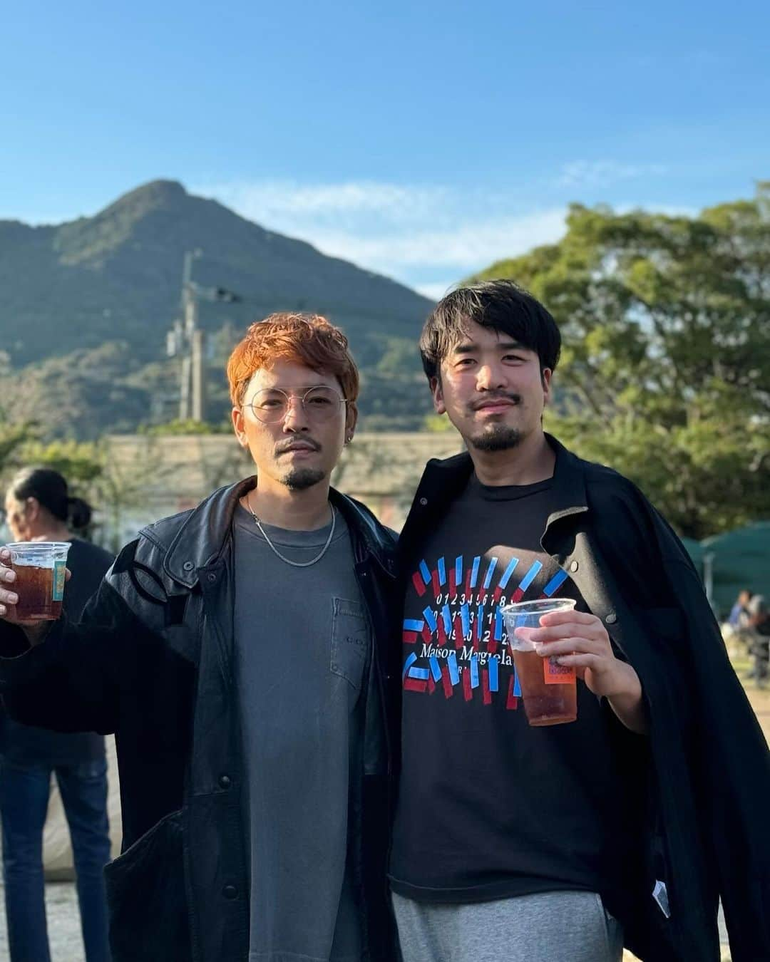 小柳津林太郎さんのインスタグラム写真 - (小柳津林太郎Instagram)「Had a great Sunday with my friends in Fukuoka! The great thing about Fukuoka is the distance between the city and nature is super close!  友達たちととてもウェルな日曜日。福岡市西区にある金武の里公園で開催されてる収穫祭イベントにいってきました。市と @manucoffee.official  さんが組んで無料で開催してるところが凄い！  皆さんもよき週末を！明日から仕事頑張りましょう☺️最後の写真が福岡の良さを物語ってます🌇  #ootd eyeglass @verynerd.eyewear  pierce @garni_official  jacket #jimycuir tshirt @coach  shorts @saturdaysnyc  sox @familymart.japan  shoes @niketrailclub   #福岡 #福岡市 #西区 #フェス #金武の里 #日曜日 #fukuoka #sunday #coyard_kanatake」10月22日 18時44分 - rinsta_gram1002