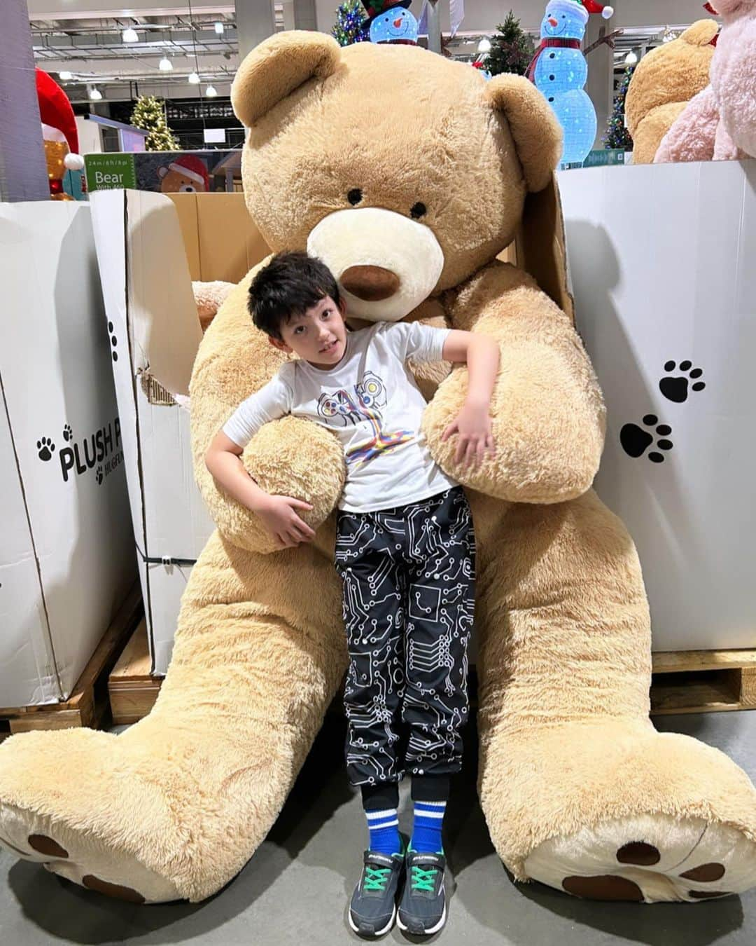 RINAのインスタグラム：「Kids はどこへ行っても、楽しいね🥰 #costcobear」