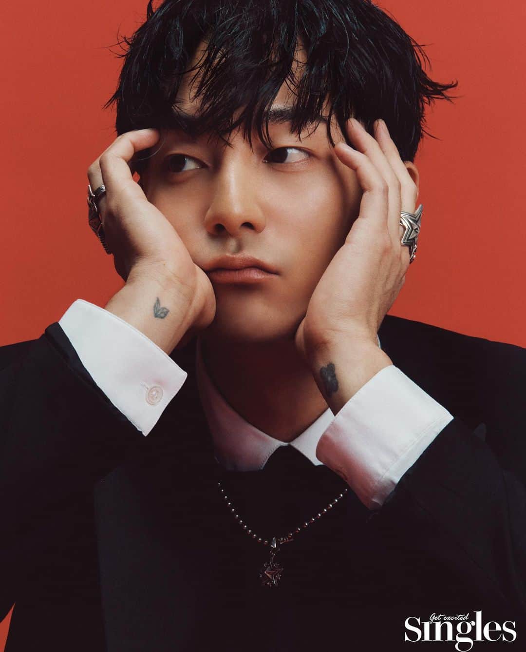 ロイ・キムのインスタグラム：「핫가이들과 화보촬영  with the cool boys  @m_l_i_j_201 @from_youngk   Thanks to @singlesmagazine💋  Credit to seungheemoon, eunjijang, yoonmijung, doyeonkwin, @hanugi00, @ohjaekwang」