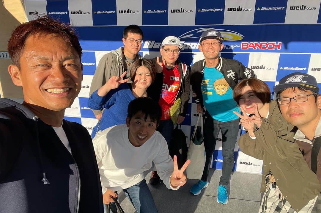 脇阪寿一さんのインスタグラム写真 - (脇阪寿一Instagram)「300名を超えるお客様にご来場頂いたみたいです。  急遽来れなくなったレースクイーン2名の分まで我々4名で盛り上げましたが、盛り上げに一番協力してくれたのは、ご来場頂いた皆さんだと思っています。  ありがとう！  坂東正敬監督とwedsさんの、 モータースポーツをメジャースポーツにしたい！ ファンの皆さんの笑顔を作りたい！ いつもお世話になってるスポンサー、量販店、クルマ業界の皆さんに感謝を伝えたい！ こんな想いで2009年からスタートしたこのイベントも、今年も色々な所を周り、今日最後となりました。ご来店頂きました皆さん、今シーズンもありがとうございました。  そんな坂東正敬監督やwedsさんの想いに共感し、僕もTGR TEAM SARDの監督でありながら、TGR TEAM BANDOHのチーム員の様に参加させて頂いてるわけですが、僕にいつも声を掛けてくれる坂東正敬監督とwedsさん、そしてそれを許してくれているTGR TEAM SARDの皆さん、ご来場頂く皆さんに感謝しています。  これからも、クルマとモータースポーツで笑顔を創りたいし、いっぱいいっぱい盛り上げていきます。 引き続き宜しくお願いします。  ジェームス安城店の皆さん、出店頂きました皆さん、弄りまくってすいません😅 ありがとうございました🙇  いつも集まってくれる11プロジェクトの皆んな、ありがとね！  #weds #wedssport  #wedssportbandoh  #坂東正敬 #阪口晴南 #霧島聖子 #ジェームス安城店  #supergt #モータースポーツ  #11プロジェクト」10月22日 18時37分 - juichiwakisaka