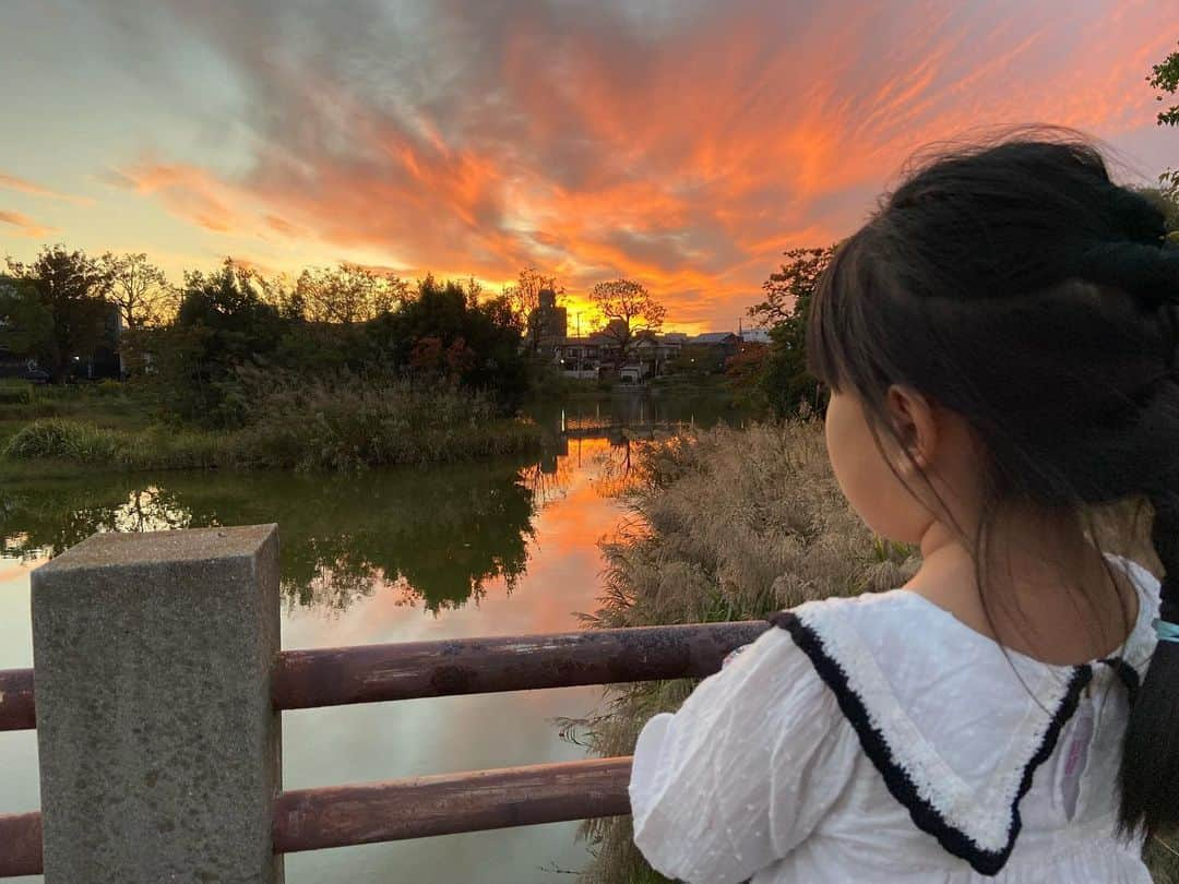 ヒロ寺平さんのインスタグラム写真 - (ヒロ寺平Instagram)「Autumn Sunset  晴天の日曜日。 好天に誘われ5歳の孫と夕方散歩。  滑り台に、ブランコ。 そして2人だけのお遊びの味当てクイズ。 ぽっかり浮かぶ半月をもぎ取って順番にモグモグ。 「お好み焼き！」「カルピスソーダ！」「オムライス！」etc.etc.  空の美しさに2人で暫しうっとりした夕暮れ時だった。  #ヒロ寺平 #ヒロT」10月22日 18時38分 - hiroteradaira