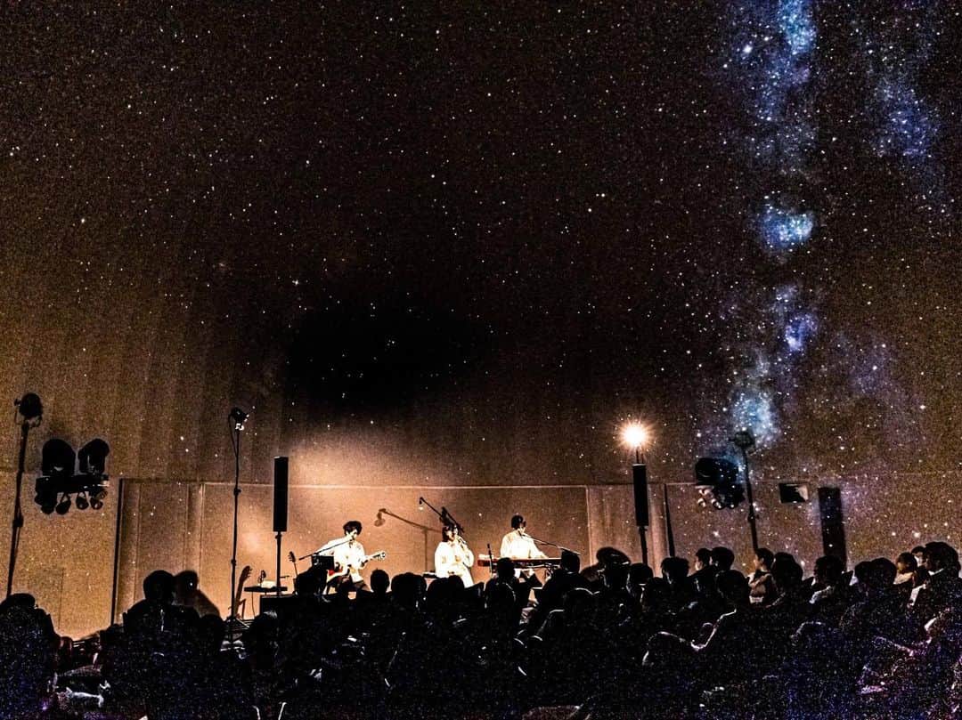 幹葉（スピラ・スピカ）さんのインスタグラム写真 - (幹葉（スピラ・スピカ）Instagram)「💫💫💫  Planetarium Live -Twinkle star-  世界中の皆に自慢したくなるくらい 最高の夜だった！！  プラネタリウム100周年という記念すべき日に 皆と星を見上げられたこと、ライブできたこと、  身体中幸せいっぱいで、油断すると 涙が溢れ出そうだったよ🥲  一緒に夢を叶えてくれて、 本当に本当に本当にありがとう✨✨  “これまで選んできた全てが 繋がって紡ぎ出す未来”  たどり着いたそこには、 こんなにも素敵な景色がありました🌌  歌うこと 諦めなくてよかったなぁ  絶えることなく、心を灯し 照らし続けてくれる「スピカ」のように、  私も 誰かのために何かできるって 信じたい。  どんなに暗い道でも 希望の光で導けるように これからも歌い続けます！！！！！  皆でまだまだ夢を叶えていくぞー！ オーロラを目指してっ🏃‍♀️💨  スピラ・スピカ 幹葉  #コニカミノルタ #コニカミノルタプラネタリアtokyo  #コニカミノルタプラネタリウム #プラネタリウム #planetarium #live #twinkle #star #spiraspica #スピラスピカ #スピカ #乙女座 #星 #星空」10月22日 18時40分 - kanbajyanaiyo