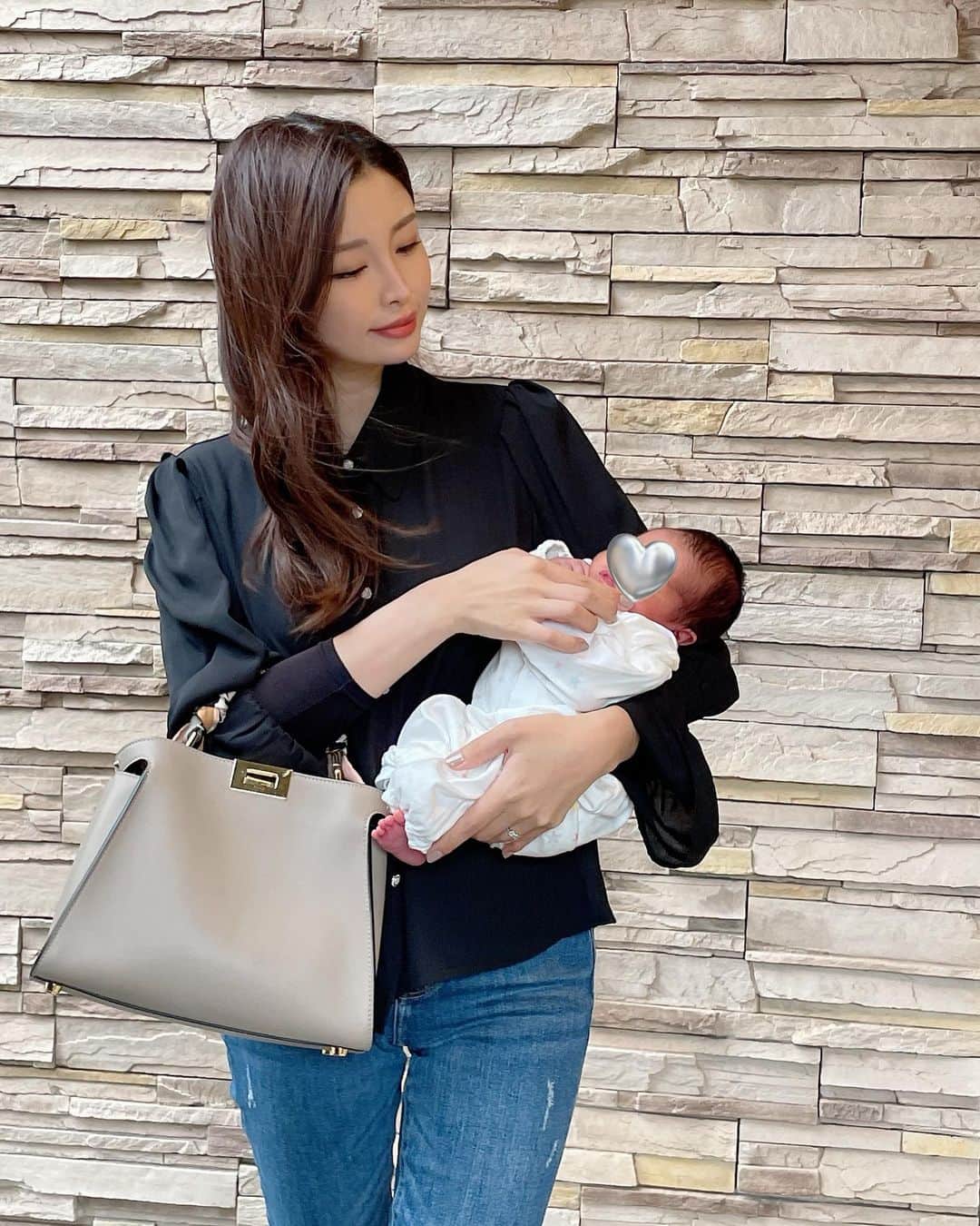 LIHOCOのインスタグラム：「． 息子くん2週間検診で初外出🚗 妊娠中はワンピース一択だったから ワンピース以外のお洋服が着れて めっちゃ嬉しいの🥺🥺🥺💕笑  そしてよーやくロングに戻ったヘア❤️ 産後はスタイリングすることも少ないから 更に髪の毛綺麗になった気がする🥰💕 @sakura_bblabo 使ってるよ🌸 詳細はハイライトからみてね〜！！」