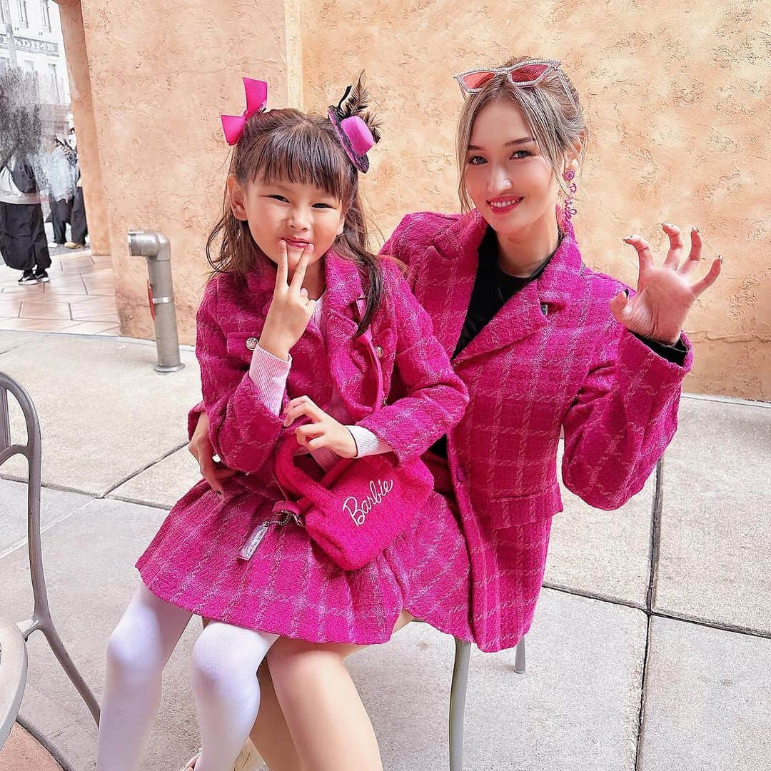 Hisayo Rinさんのインスタグラム写真 - (Hisayo RinInstagram)「ハロウィンシーズンだからリリと姪っ子と大好きなBarbieに変身してユニバで思い出作りしてきた🎃🩷 　 ストーリーでみんながたくさん褒めてくれて嬉しいよ🥰 いつもありがとうー✨ 　 #USJコーデ #ハロウィンコスプレ」10月22日 18時41分 - halfmermaid___rin