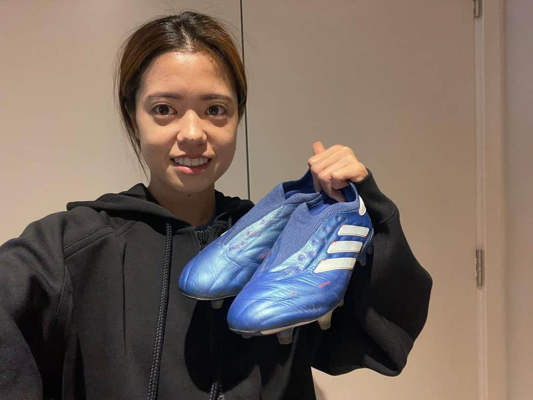 長谷川唯のインスタグラム：「🇬🇧  New 💙✨  包み込まれる感覚の新しいCOPA!  @adidastokyo  #コパピュア2  #adidasfootball  #PR」