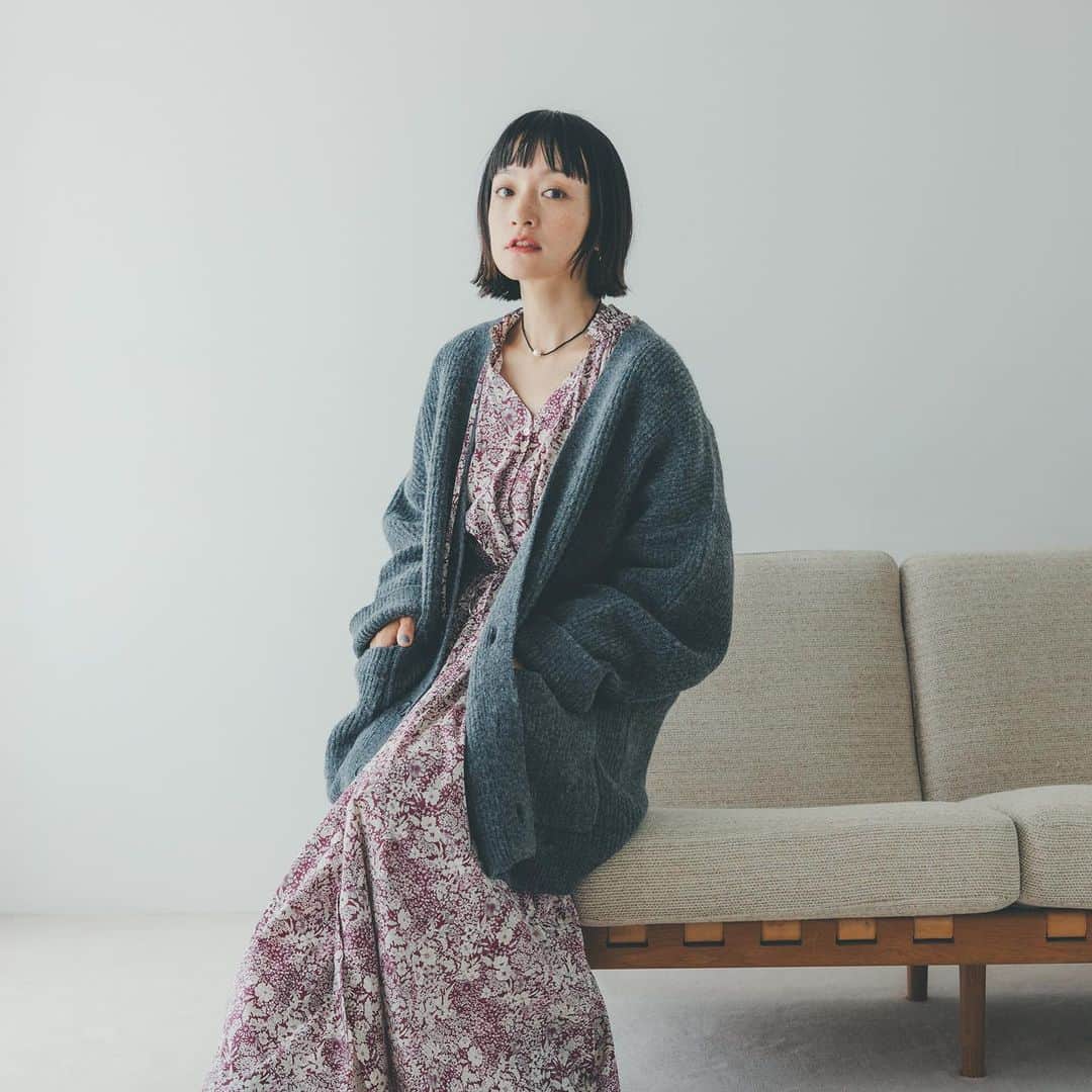 オブレクトのインスタグラム：「本日、高山都さんがインスタでご紹介してくださったニットアウターはこちらのオフホワイトです🤍  Miyako Takayama × oblekt  畦ニットアウター＆ストール Color.オフホワイト/ベージュ/チャコールグレー ￥24,200(税込)  柔らかくふんわりとした肌触りの糸を使用🧶 ユニセックスサイズで、女性が着用するとゆるっとオーバーサイズな着用感です✨ 袖丈はメンズ合わせで設定しているので、女性の客様は袖口折り返しの着用をお勧めします。 深めのVネックで抜け感のあるデザイン。 ストールはボリューム感があり、暖かくベーシックに着回しの効くアイテムです🌿  数に限りがございますので気になる方はお早めに✨  #oblekt #オブレクト #高山都 さん」