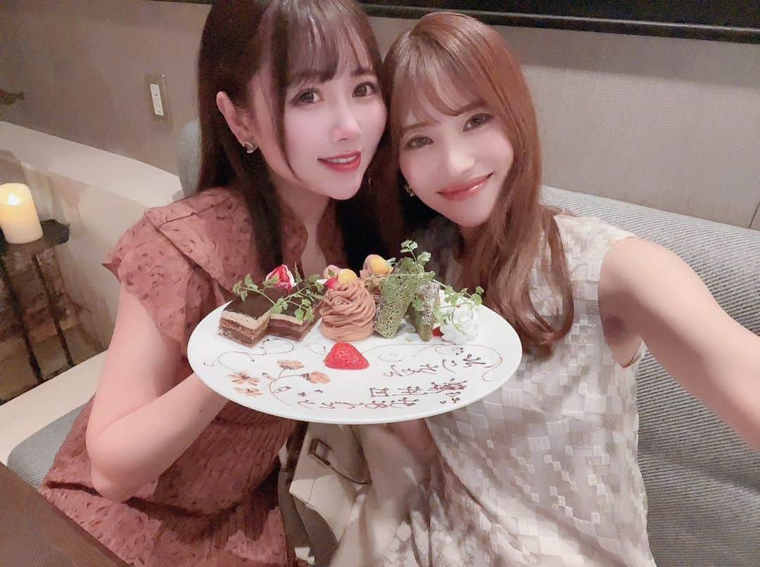 武田華恋さんのインスタグラム写真 - (武田華恋Instagram)「素敵なハワイアンレストランでえりちゃんのお誕生日をお祝いしたよ🥂🎂🎁✨えりちゃんと10年前のモーターショーで出会ってから、仕事もプライベートもずっと仲良し💖ズボラで激太りした私違って、あの頃と変わらずナイスバディで上品で美しい🥹✨ #happybirthday  #誕生日 #ハワイアン #誕生日ディナー  #誕生日プレート  #誕生日  #誕生日サプライズ  #レースクイーン #モデル #生日快樂」10月22日 18時46分 - karen.takeda