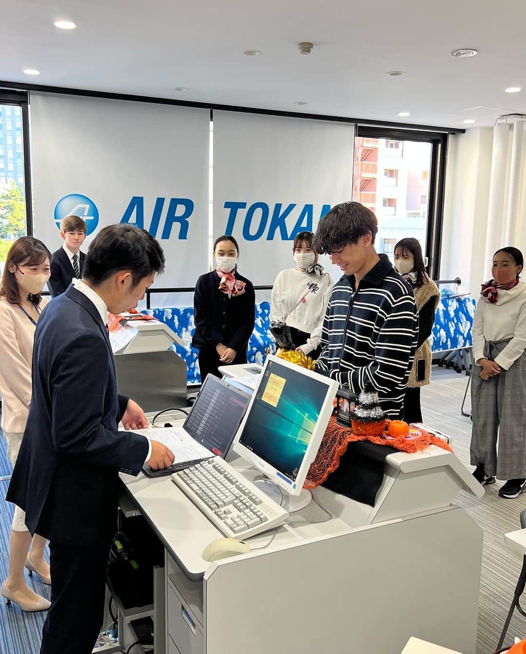 東京観光専門学校さんのインスタグラム写真 - (東京観光専門学校Instagram)「こんにちは！エアライン学科です！ 本日のオープンキャンパスでは｢CA GS体験｣を行いました！  CA体験では、機内を再現した教室で、お客様にドリンクの提供を行いました！ GS体験では、実際に行われているチェックイン手続きの流れを行いました！  皆さん緊張した面持ちでしたが、とても上手でした✨  次回のオープンキャンパスは10月29日｢日本の空港大解剖｣です！  皆様のお越しをお待ちしております。 一緒に夢を叶えましょう！！   #東京観光専門学校  #エアライン  #エアポート  #グランドハンドリング  #グランドスタッフ  #キャビンアテンダント  #航空業界  #航空業界で働きたい  #飛行機  #飛行機大好き  # 航空業界を目指している人とつながりたい」10月22日 18時47分 - tokan_1967