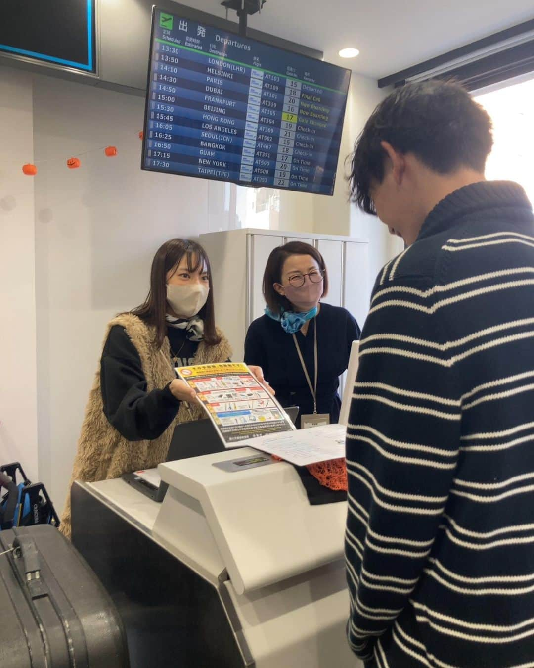 東京観光専門学校さんのインスタグラム写真 - (東京観光専門学校Instagram)「こんにちは！エアライン学科です！ 本日のオープンキャンパスでは｢CA GS体験｣を行いました！  CA体験では、機内を再現した教室で、お客様にドリンクの提供を行いました！ GS体験では、実際に行われているチェックイン手続きの流れを行いました！  皆さん緊張した面持ちでしたが、とても上手でした✨  次回のオープンキャンパスは10月29日｢日本の空港大解剖｣です！  皆様のお越しをお待ちしております。 一緒に夢を叶えましょう！！   #東京観光専門学校  #エアライン  #エアポート  #グランドハンドリング  #グランドスタッフ  #キャビンアテンダント  #航空業界  #航空業界で働きたい  #飛行機  #飛行機大好き  # 航空業界を目指している人とつながりたい」10月22日 18時47分 - tokan_1967