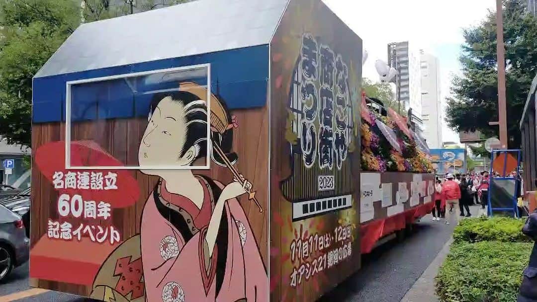 玉田圭司のインスタグラム：「名古屋祭りでフラワーカーに乗せてもらいパレードに参加させていただきました✨ 現役時代はどうしても公式戦や練習と重なってしまい、なかなか足を運ぶことができなかったのでやっと参加することができて興奮してしまいました🤣 皆さん、手を振っていただきありがとうございました🙋🏻‍♂️ #名古屋祭り #フラワーカー #名古屋グランパス」