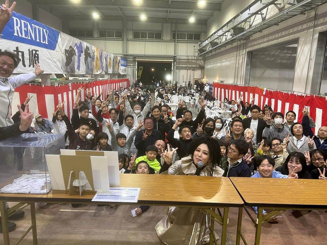 SHINOBUのインスタグラム：「昨日丸順秋祭りに お邪魔しました🧚‍♀️ お祭りに来てくれた皆さん ほんとに もりもりに盛り上がって頂き、 最高でした👍  1日引率してくれた山崎さんが 涙うかべてくれて、、、 ほんとに感動しましたって ほんとに😭嬉しかった✨  辛い事もあるけれど、 こうやって 喜んでもらえたり、 感動して貰えたら、 報われるー🎤🎤🎤 1歩1歩だけど 頑張るしかない💪('ω'💪)   写真、抽選会前にしか取れなくて テーブルあるけど、 楽しかったね～🥰  2個目は静岡のこの地域独特の花火 めちゃくちゃ綺麗やった👑 すごい迫力だった✨   #ものまね  #SHINOBU」