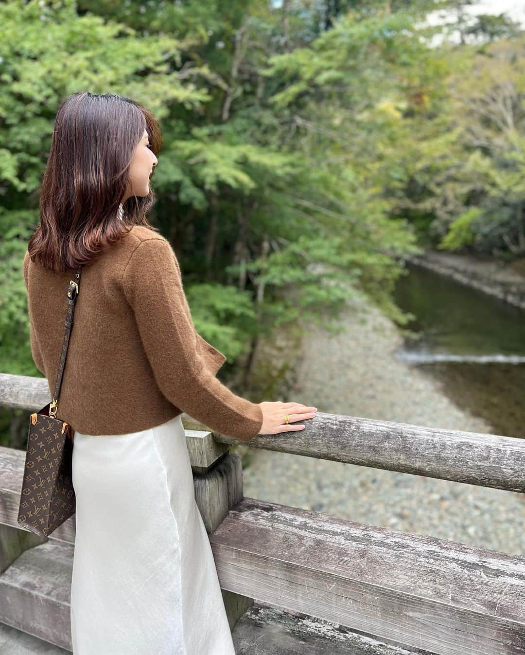 井上麻衣のインスタグラム：「主人と伊勢神宮へ行ってきました🌿  以下長くなりますがご報告がございます。  9月10日　-【 緊急帝王切開 】で 4人目の小さな小さな赤ちゃんを出産しました🕊️  その7日前 -  妊婦健診で　"いつ破水してもおかしくない。" と告げられ入院したのは妊娠24週でした。  絶対安静で集中治療室に入り １日でも長くお腹の中に留まってほしいと 皆で願いましたが6日目で破水。 翌日緊急手術となりました。  手のひらに乗るくらい小さな小さな赤ちゃん。 623gの超低体重出生児です。 麻酔で朦朧とする中、小さな泣き声が聞こえてきたのは 今でも鮮明に覚えています。 この週数で産声を上げるのはとても珍しいことだそうです。 ただ、お腹の中で守ってあげることが出来なくなってしまったこと 早産で生まれた我が子のリスクを考えると 涙が止まらず眠れない夜が続きました。  私自身は、感染症で40度の熱が出たりと 点滴が外れず2週間の入院を経て今に至ります。  今も1人NICUで頑張ってる愛おしい我が子 色々心配事もありますが、日々成長している姿をみて 私も頑張らないと、と元気を貰っています🥰  大切な子供達4人👧🏻👦🏻👶🏻👶🏻、夫👱🏼‍♂️ 家族6人で新年を迎えられるといいなぁ まだまだ先ですがこのまま何事もなく 無事に退院できることを願って、、、🌿  最後までお読みくださりありがとうございました🙇‍♀️💕  2023.10.22 井上麻衣」