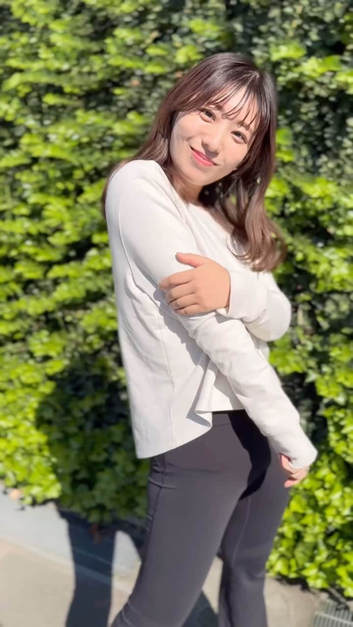 のインスタグラム：「ただただ、lululemonの良さを伝えたい動画🍋 着心地最高でスタイルアップ出来るワンマイルウェア👟  もちっとした生地感が本当に気持ちいい！ 体にフィットする感覚が病みつきで 一度試したら沼だね🤣 #lululemon #lululemonjp #pr」