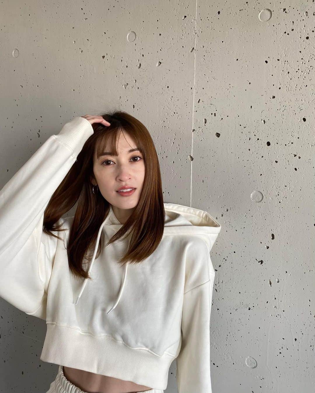 宮澤成良（宮沢セイラ）のインスタグラム：「🤍🤎🤍🤎 この時期の気候が過ごしやすくて好きだなぁ🍂 優しい弟と久しぶりにデートできたし来週もがんばれる♪  @katsuya_matsumoto831 さんに メンテナンスして頂いたら 髪乾かしただけでこのサラサラに！！ セットしなくていいからとっても楽になりました✨  #セットアップコーデ #ニューエラ  #美髪矯正 #お散歩コーデ #秋 #美容」