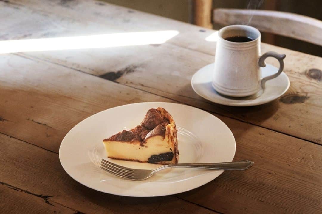 レッツエンジョイ東京さんのインスタグラム写真 - (レッツエンジョイ東京Instagram)「“どこを切り取っても美しい”カフェ☕  浅草・観音裏にある「annorum cafe（アンノルム カフェ）」を文筆家・喫茶写真家の川口葉子さん（@yohko_kawaguchi）が紹介。  ＝＝＝ 「annorum cafe」は、築70年超の古民家カフェ。1階はアンティーク家具と衣食住の雑貨を扱う「annorum」、2階がカフェになっていて、アンノルムの家具や雑貨のあるライフスタイルを体感できます。  この空間のためにブレンドされたコーヒーと、人気ベーカリー監修のおいしい焼き菓子。どの一角を切り取っても美しい空間。ここでは店主の田中貴之さんが集めた魅力的なものたちに触れながら、アンノルムならではの世界観に包まれて喫茶時間を過ごすことができます😌  🔸annorum cafe @annorum_cafe 📍東京都台東区浅草4-7-11 🚉浅草  #レッツエンジョイ東京 #おでかけ #おでかけスポット #東京 #浅草 #アンノルム #annorumcafe #浅草カフェ  #蔵前カフェ #アンティークカフェ #古民家カフェ #淡色カフェ #ひとりカフェ #一人カフェ #お洒落カフェ #隠れ家カフェ #ひとり時間 #家具 #アンティーク家具 #アンティーク好き #アンティークが好き #アンティーク #インテリア #アンティークショップ #ヴィンテージ家具 #古家具 #ファーブルトン」10月22日 19時01分 - lets_enjoytokyo