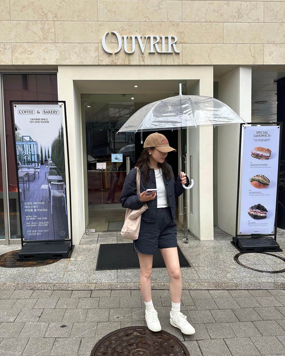 のインスタグラム：「. . 質問頂いてたお洋服🥺 これは1日目に @sienne.official で買った キルティングのセットアップです💙  気温は16℃とかだったけど、地下鉄のとこ暑いし階段の上り下り多かったり歩いたからちょっと汗かくぐらいだった💦  やはり旅行は脱ぎ着できる服装がちょうど良い！  帽子とパールのピアスは1日目にNYU NYUっていう大きなアクセサリーのお店で買ったよ〜🧢✨ . #私服 #ファッション #コーディネート #洋服 #韓国 #韓国旅行 #ソウル #旅行コーデ #セットアップ #fashion #coordinate #outfit #autumn #wear #sienne #chr_code」