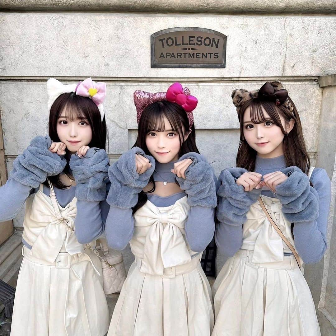 葉月沙耶のインスタグラム：「3つ子ユニバ=^・◦・🎀^=  #ユニバ #ユニバーサルスタジオジャパン #ユニバコーデ #bubbles #3つ子 #三つ子 #三つ子コーデ #お揃いコーデ #フレンチガーリー #ガーリーコーデ #アイドル #アイドル衣装 #童顔 #童顔女子 #universalstudios #universalstudiojapan #usj #usjコーデ #usjハロウィン #usjハロウィン #リボンアレンジ #キティ #キティちゃん #キティーちゃん」