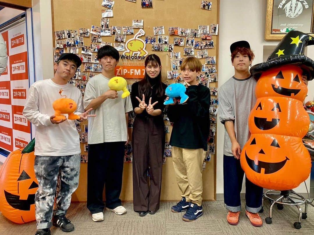 高樹リサのインスタグラム：「🧡. 月火お休みだったルナちゃんに代わって 先週は4日間担当させてもらった #zipfm OVER VIEW🌆 心に残る景色にサウンドトラックをつけて頂くゲストコーナー、 Soundscape。 嬉しいことに毎日生出演でゲストをお迎えしました😊✨ 月曜日.04 Limited Sazabys ♻️ 火曜日.BIGMAMA 📚 水曜日.帝国喫茶 💿 木曜日.ReGretGirl 🌙 radikoのタイムフリーもできますので、ぜひお聴きください🎧 . そして今夜20時〜の #zipfm は SUNDAY EVENING SPECIAL -04 Limited Sazabys ON THE RADIO- ✨ フォーリミのみなさんとこちらはたっぷり1時間お届けします🫡 ぜひ聴いてくださいね(*Ü*) . #オーバービュー」