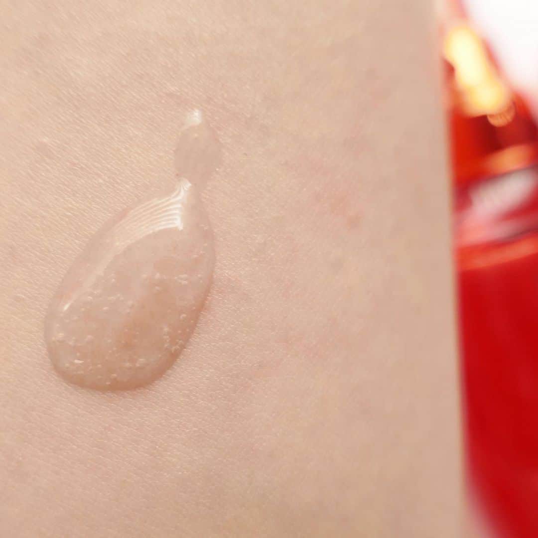 美的 Biteki's official Instagram! さんのインスタグラム写真 - (美的 Biteki's official Instagram! Instagram)「ベネフィークから新・高保湿エイジングケア美容液が登場！ 今回着目したのは、肌・からだ・心、すべてをつないでいる心身ネットワーク。乾燥や肌あれは五感から受け取る情報により肌の神経細胞が反応し、不快シグナルを発生させてしまうのだそう。 新美容液は、そんな不快シグナルが悪影響をおよぼさず、美しさへと積極的にアプローチすることを目指しました。 キー成分には、“ナツメエキス”、“ケイヒエキス”などの大地の美容成分（保湿）と、大地の香気成分“オレンジエレメント（天然精油）”を配合。 さらに、透明のジェルが瞬時になじみ、赤い粒がはじける時間差浸透処方を採用し、角層ひとつひとつをふっくらと潤し、潤いを長時間キープします。 クリームのような高い保湿力とみずみずしさを両立した使用感や、フローラルフルーティーの香りも魅力的。 乾燥悩みにはもちろん、乾燥による小ジワやツヤ、ハリのなさなどが気になる人にもおすすめです。 乾燥が辛いこれからの季節にまずは試してみていただきたい1品、ぜひチェックしてみて！   【商品情報】 ベネフィーク セラム 50ml ￥11,000（税込）※レフィル 50ml ￥10,450（税込）※発売中   oﾟo｡oﾟo｡oﾟo｡oﾟo｡oﾟoﾟo｡oﾟo 『美的』公式インスタグラム @bitekicom では新作コスメの速報情報＆全色スウォッチをどんどん公開中！ タメになる美容情報は美的.comをぜひご覧ください！ oﾟo｡oﾟo｡oﾟo｡oﾟo｡oﾟoﾟo｡oﾟo   #ベネフィーク#BENEFIQUE#資生堂#スキンケア#美容液#乾燥ケア#保湿ケア#エイジングケア#美肌#保湿#乾燥対策#セラム#bitekicom#新商品」10月22日 18時53分 - bitekicom