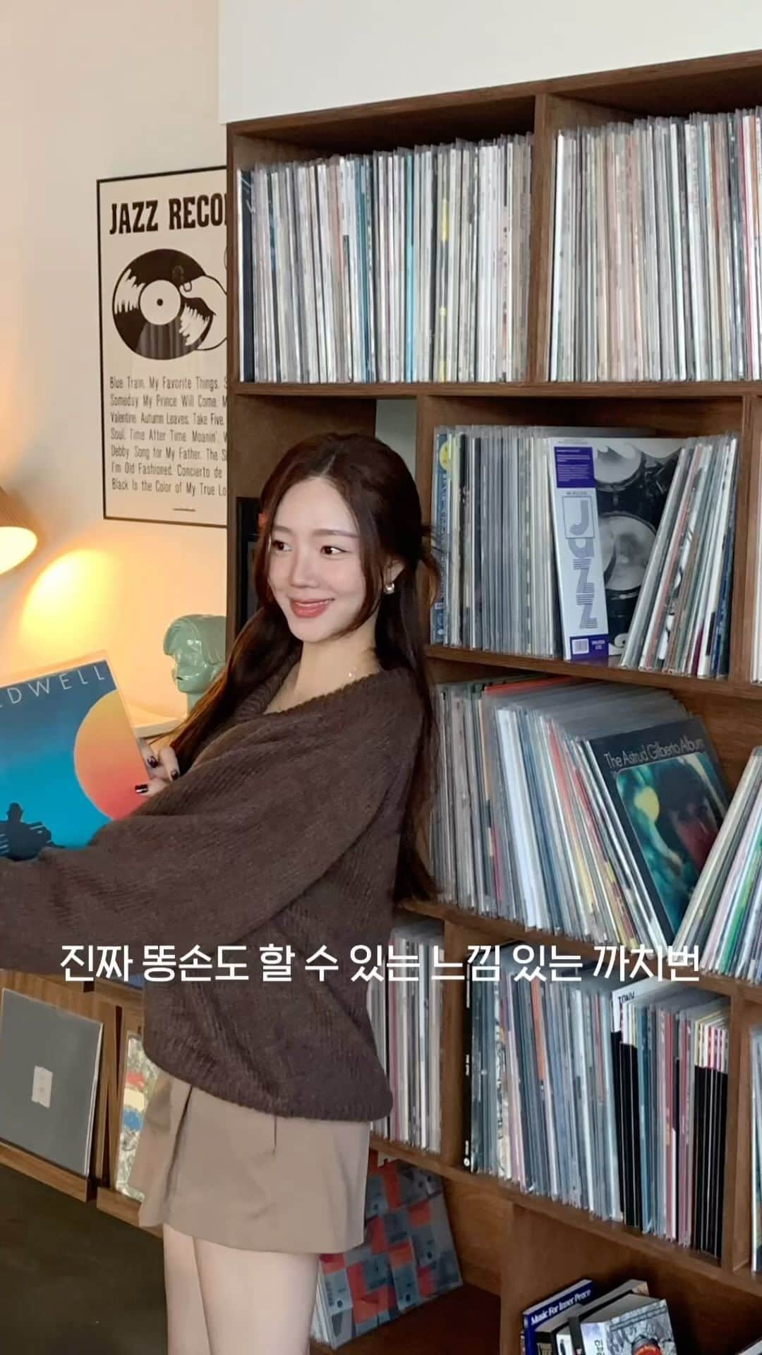 のインスタグラム：「대단한 방법은 아니지만 밖에서 대충 빠르게 느낌 있게 묶기에는 최고🖤🖤 알죠? 대~충이 포인트!  평소 머리 묶는 법 너무 별거 없어서 올리는 것도 민망하지만 생각보다 많이들 궁금해하셔서 영상으로 남겨봤어요」