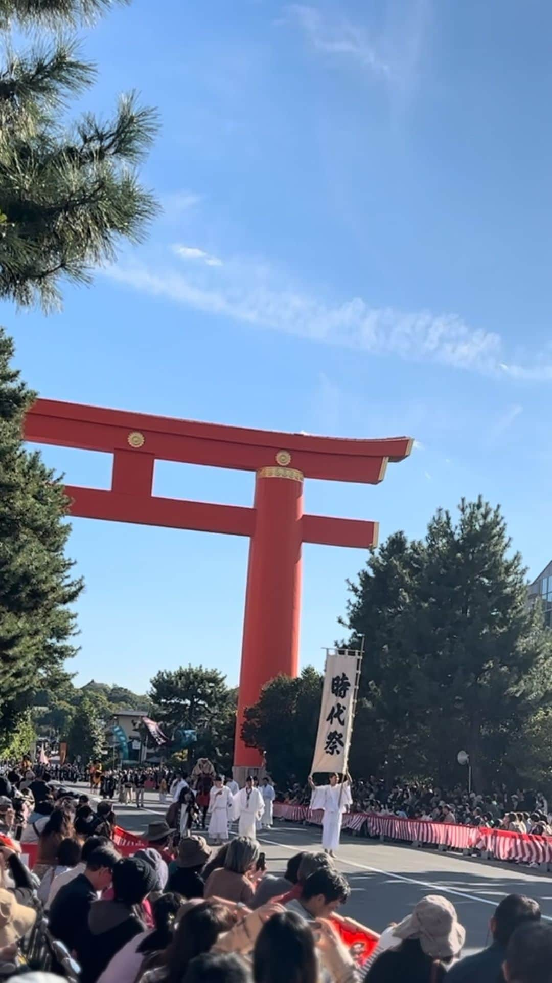 THE WESTIN KYOTO ウェスティン都ホテル京都のインスタグラム：「ホテルからほど近い平安神宮の大祭である、時代祭。毎年10月22日（雨天順延）に予定され、今年は晴天の中行われました。 京都が培ってきた伝統工芸技術の粋を、動く歴史風俗絵巻として披露され、各時代行列に使用する衣裳や祭具の一つ一つは、厳密な時代考証をもとに作製されたものです。 行列は、明治維新時代から平安京にさかのぼり、歴史と伝統の都・京都三大祭の一つとして、京都の秋を代表する祭です。  The Jidai Matsuri, the great festival of Heian Shrine, is held every year on October 22 (postponed in case of rain). The festival showcases the best of Kyoto's traditional craftsmanship as a moving picture scroll of history and customs. Each of the costumes and ritual implements used in the procession was created based on rigorous period research. The procession dates back to the Meiji Restoration period and Heian-kyo, and as one of the three major festivals in Kyoto, the capital of history and tradition, it is one of the most representative autumn festivals in Kyoto.  #時代祭  #jidaimatsuri  #京都　#京都観光　#京都旅行 #explorekyoto #kyoto #kyototrip  #ウェスティン都ホテル京都　#westinmiyakokyoto」