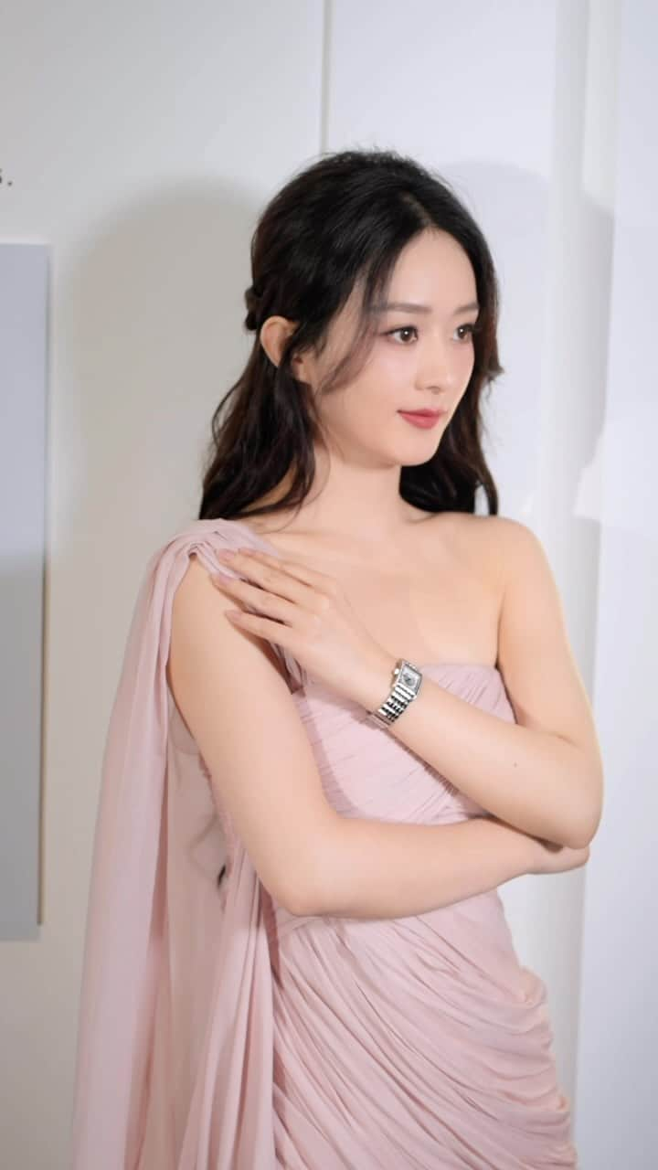 ロンジンのインスタグラム：「From Chengdu with love!   Capturing the magic of the inauguration of our “Elegance is an Attitude” Exhibition graced by the presence of Longines Ambassador of Elegance Zhao Liying.   #EleganceisanAttitude #Longines #ZhaoLiying #MiniDolceVita」