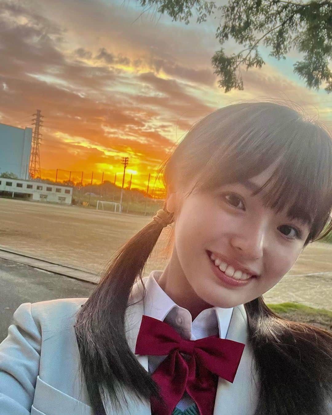 豊嶋花のインスタグラム：「明日10/23(月)  #君が死ぬまであと100日 電波ジャックで生出演させていただきます！  ZIP! ➡️ DayDay. ➡️ ヒルナンデス の順で出演いたしますので、学校やお仕事に行く前に見てくれたら嬉しいです😚  初生放送、精一杯頑張ります！  ※生放送のため内容が変更になる場合があります ※一部地域を除く」