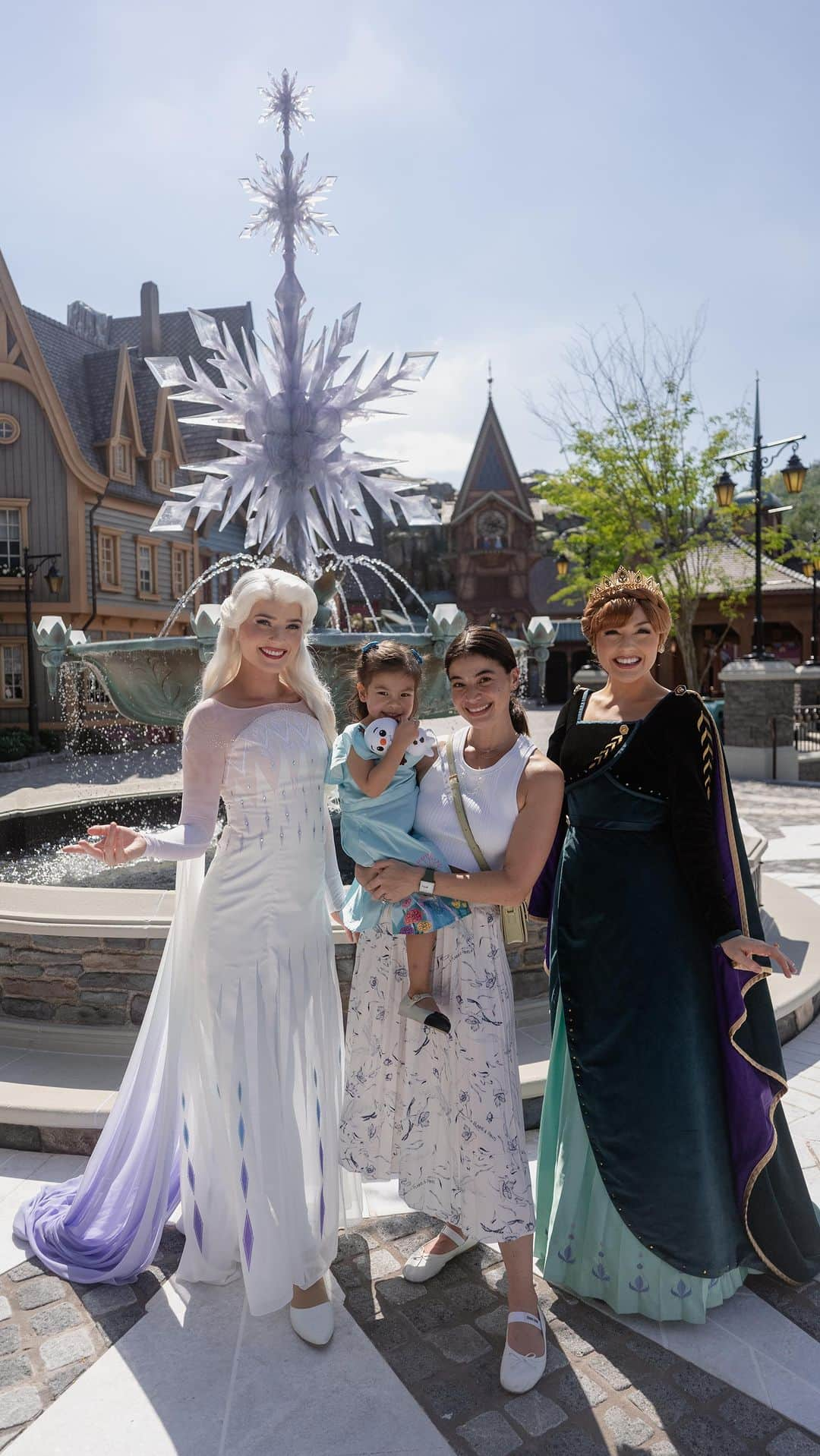 アン・カーティスのインスタグラム：「Welcome to the World of Frozen ❄️ A dream come true for Dahlia! For the first time in forever, she got to meet her fave Frozen characters Elsa, Anna and of course Olaf! Plus enjoy the fun-filled rides, yummy treats and food with her besties! Our little girls had a blast!!! Even I enjoyed everything as an adult 😂✨ This is the world’s first and largest Frozen themed land, definitely a must-visit if your little ones love Frozen!  The World of Frozen will open their gates on November 20th! We can’t wait to go back already! ❄️☃️💙 Thank you @hkdisneyland !  #HKDisneyland #WorldofFrozen #ForTheFirstTimeInNovember #LetItGoLikeNeverBefore」