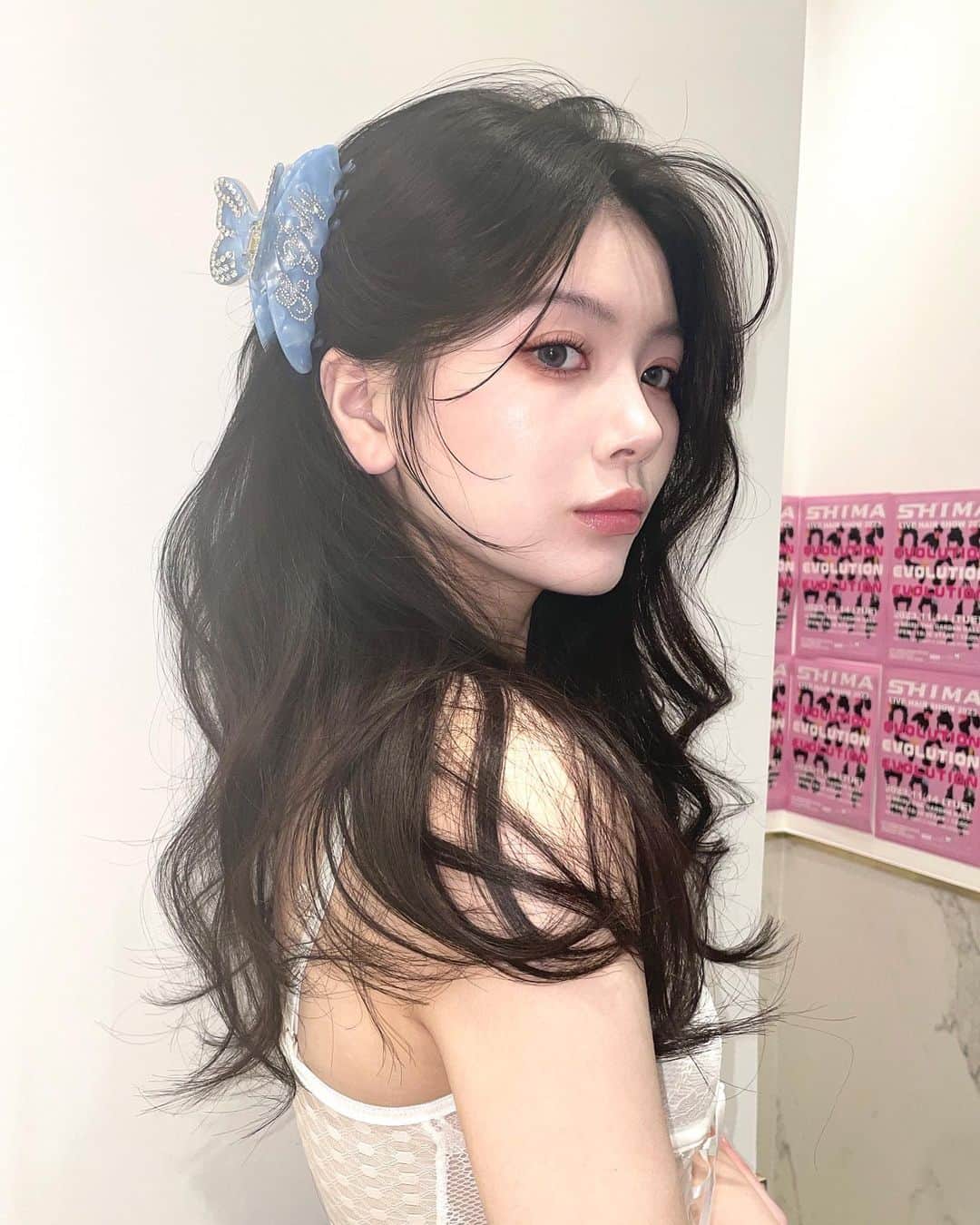 原涼香のインスタグラム：「テキトーにまとめてもかわいい こだわりのLayer cutと顔まわり🫶🏻💞 ➕大人気のバタフライクリップ🦋🤍 ¥5,940 @picky.the.shop_bar で買えます✧ ㅤㅤㅤㅤㅤㅤㅤㅤㅤㅤㅤㅤㅤ」