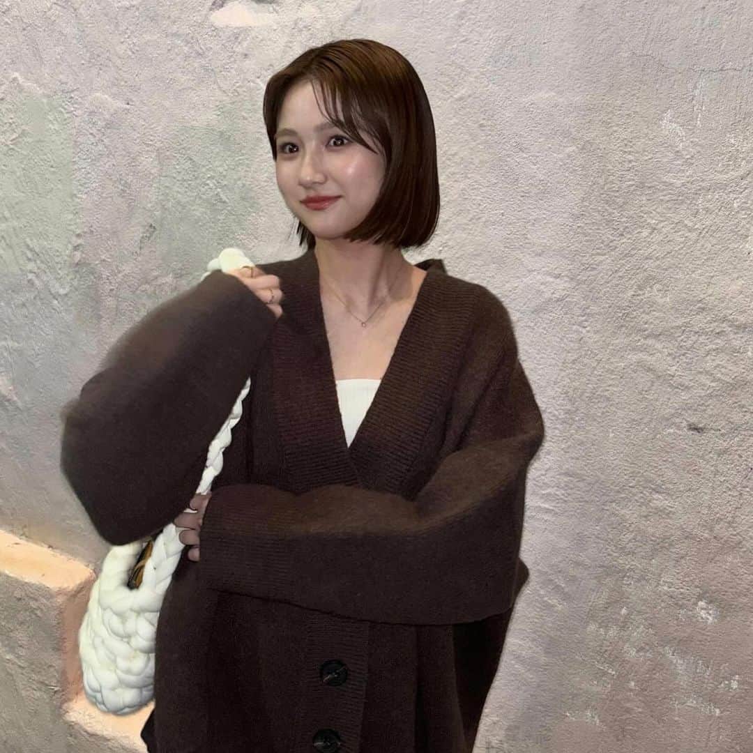櫻井紗季のインスタグラム：「カーディガンの季節🍂  #秋服コーデ #カーディガンコーデ  #ロングブーツ #ニットパンツ #nugu #マンドゥ  #iphone15」