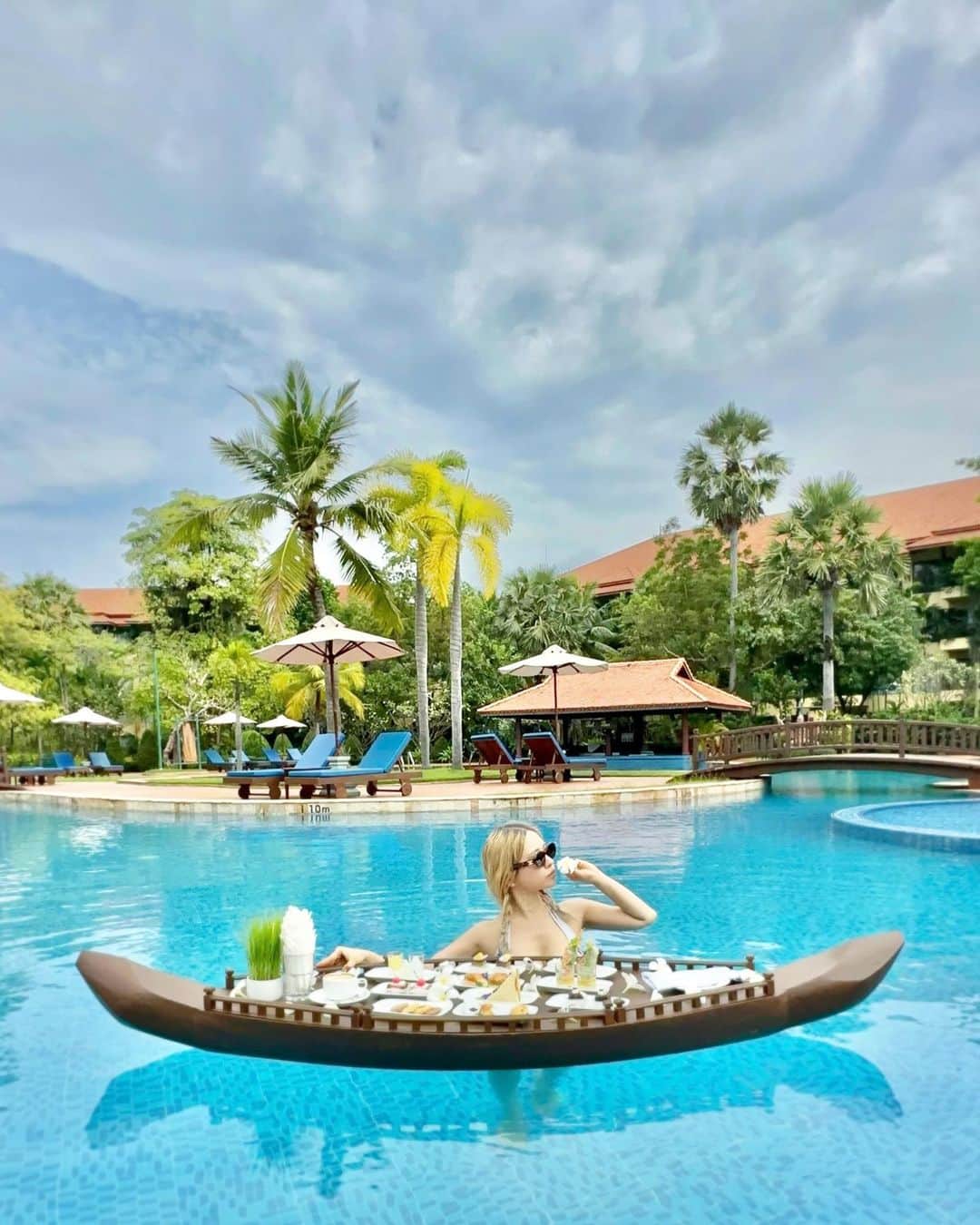 YuhKawasakiさんのインスタグラム写真 - (YuhKawasakiInstagram)「📍Angkor Palace Resort&Spa   プールでアフタヌーンティー🫖🍴🧁  シェムリアップは昼間は遺跡巡りされる方が多いので プール貸切なことが多くてほんまに穴場🤫 カンボジアでリーズナブルにリゾート気分が味わえる🏝️🌺 ： ： ： ： ： ： ： #angkorpalaceresortandspa #floatinghitea#floatingafternoontea #floatingbreakfast #cambodiatravel #cambodiahotel #greenresort #siemreaphotel #カンボジアホテル#シェムリアップホテル#フローティングアフタヌーンティー#フローティングハイティー#フローティングブレックファースト #カンボジア旅行 #カンボジア料理 #カンボジア女子旅 #カンボジアカフェ #トランカー#シェムリアップ旅行 #シェムリアップ観光 #シェムリアップカフェ #プールでのんびり #ホカンスグラム#リゾートホテル #東南アジア旅行 #angkorpalace #ハイティー#アフタヌーンティーのある暮らし #タビジョ#旅スタグラム」10月22日 18時58分 - yuhkawasaki
