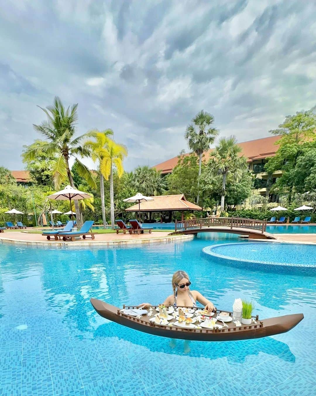YuhKawasakiさんのインスタグラム写真 - (YuhKawasakiInstagram)「📍Angkor Palace Resort&Spa   プールでアフタヌーンティー🫖🍴🧁  シェムリアップは昼間は遺跡巡りされる方が多いので プール貸切なことが多くてほんまに穴場🤫 カンボジアでリーズナブルにリゾート気分が味わえる🏝️🌺 ： ： ： ： ： ： ： #angkorpalaceresortandspa #floatinghitea#floatingafternoontea #floatingbreakfast #cambodiatravel #cambodiahotel #greenresort #siemreaphotel #カンボジアホテル#シェムリアップホテル#フローティングアフタヌーンティー#フローティングハイティー#フローティングブレックファースト #カンボジア旅行 #カンボジア料理 #カンボジア女子旅 #カンボジアカフェ #トランカー#シェムリアップ旅行 #シェムリアップ観光 #シェムリアップカフェ #プールでのんびり #ホカンスグラム#リゾートホテル #東南アジア旅行 #angkorpalace #ハイティー#アフタヌーンティーのある暮らし #タビジョ#旅スタグラム」10月22日 18時58分 - yuhkawasaki