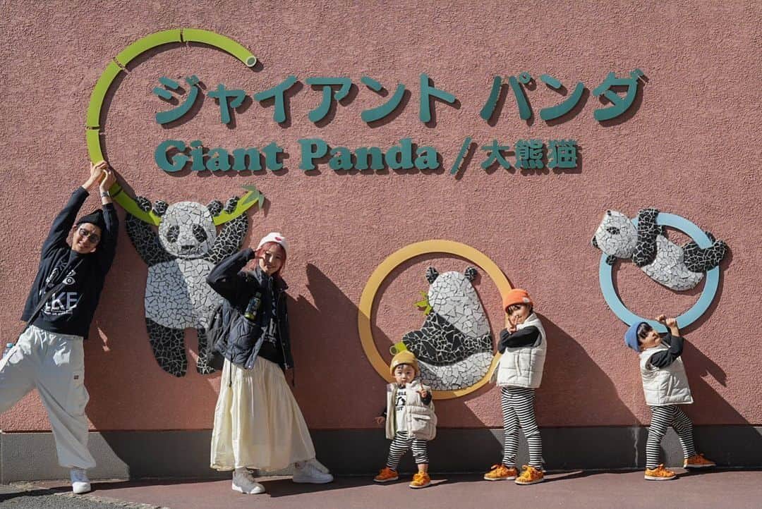 ゆずみつさんのインスタグラム写真 - (ゆずみつInstagram)「5人で初めての上野動物園🐝 可愛いパンダさん見れて楽しい休日になりました🐼  そういえば新しいカメラにしてから初めての写真かな？📷 これからもたくさん写真撮ります☺️  #ゆずみつ #ゆずみつといっしょ #3姉弟 #おそろコーデ #リンクコーデ #家族コーデ #子供のいる暮らし #子どもの日常をもっと写真に」10月22日 18時58分 - 10siomi