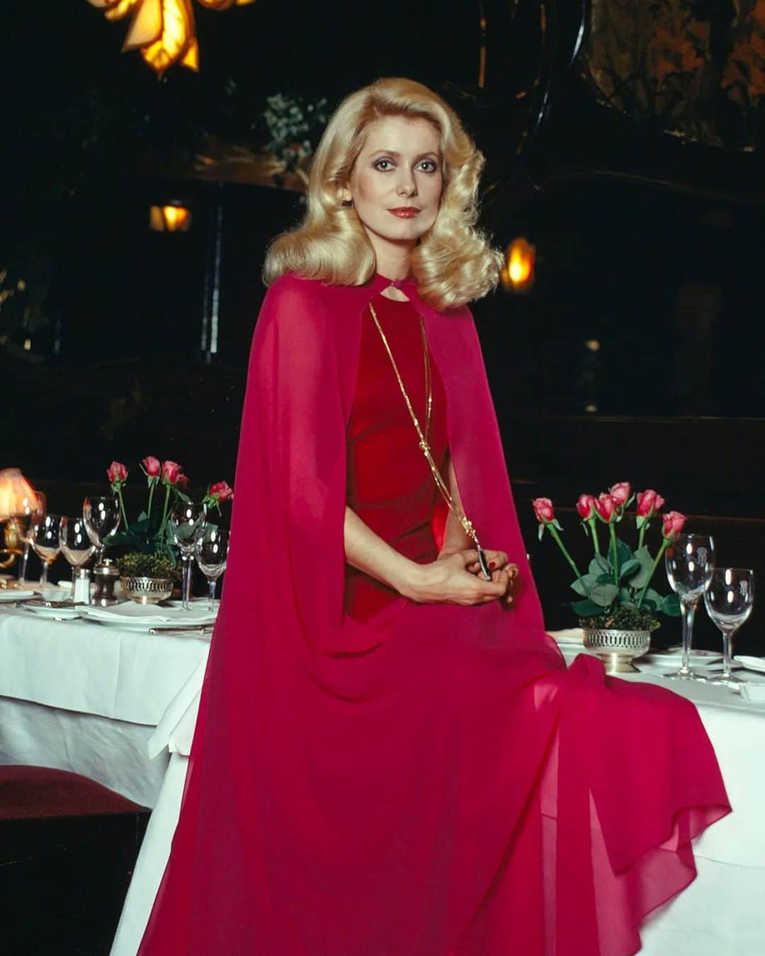 Vogue Españaのインスタグラム：「¡Feliz 80 cumpleaños, Catherine Deneuve! Para celebrarlo, en el link de la bio repasamos las 5 razones (e imágenes icónicas) por las que sigue inspirándonos a día de hoy ❤️ ▪️Fotos: Getty Images」